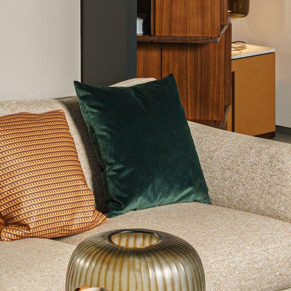 Poltrona Frau Декоративная подушка Velvet Vega 303 green от Poltrona Frau — в интерьере