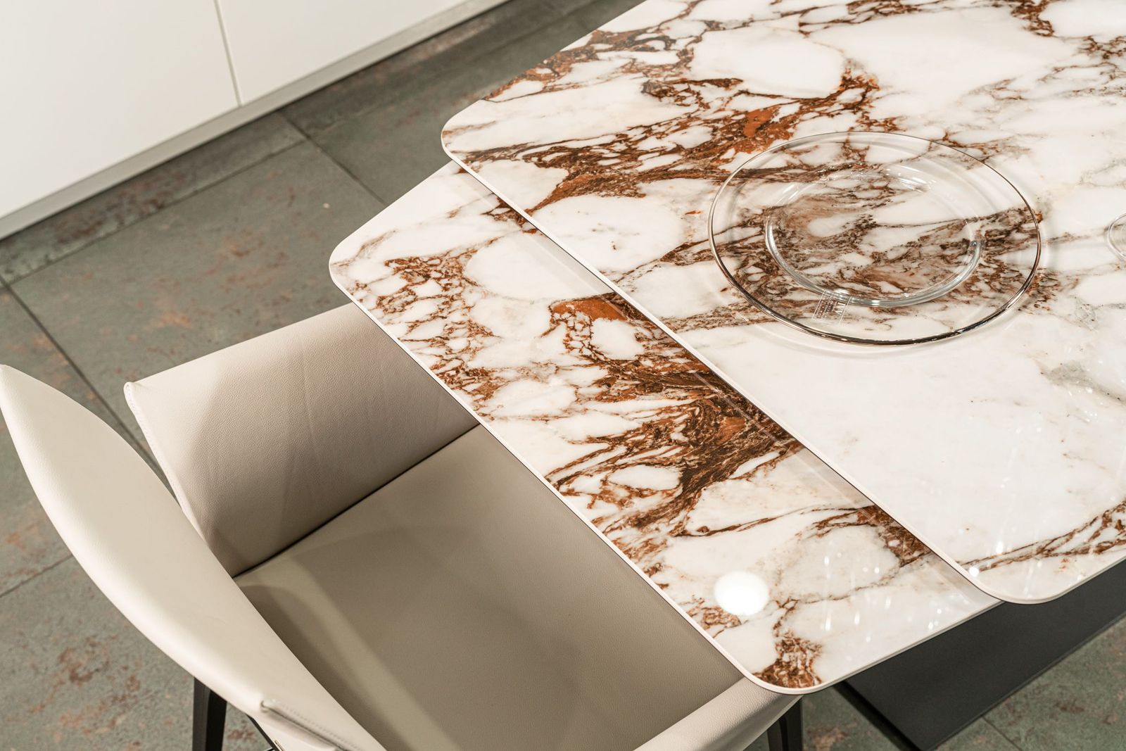 Cattelan Italia Стол Duffy Keramik Drive Marmi KM12 Breccia от Cattelan Italia — в интерьере