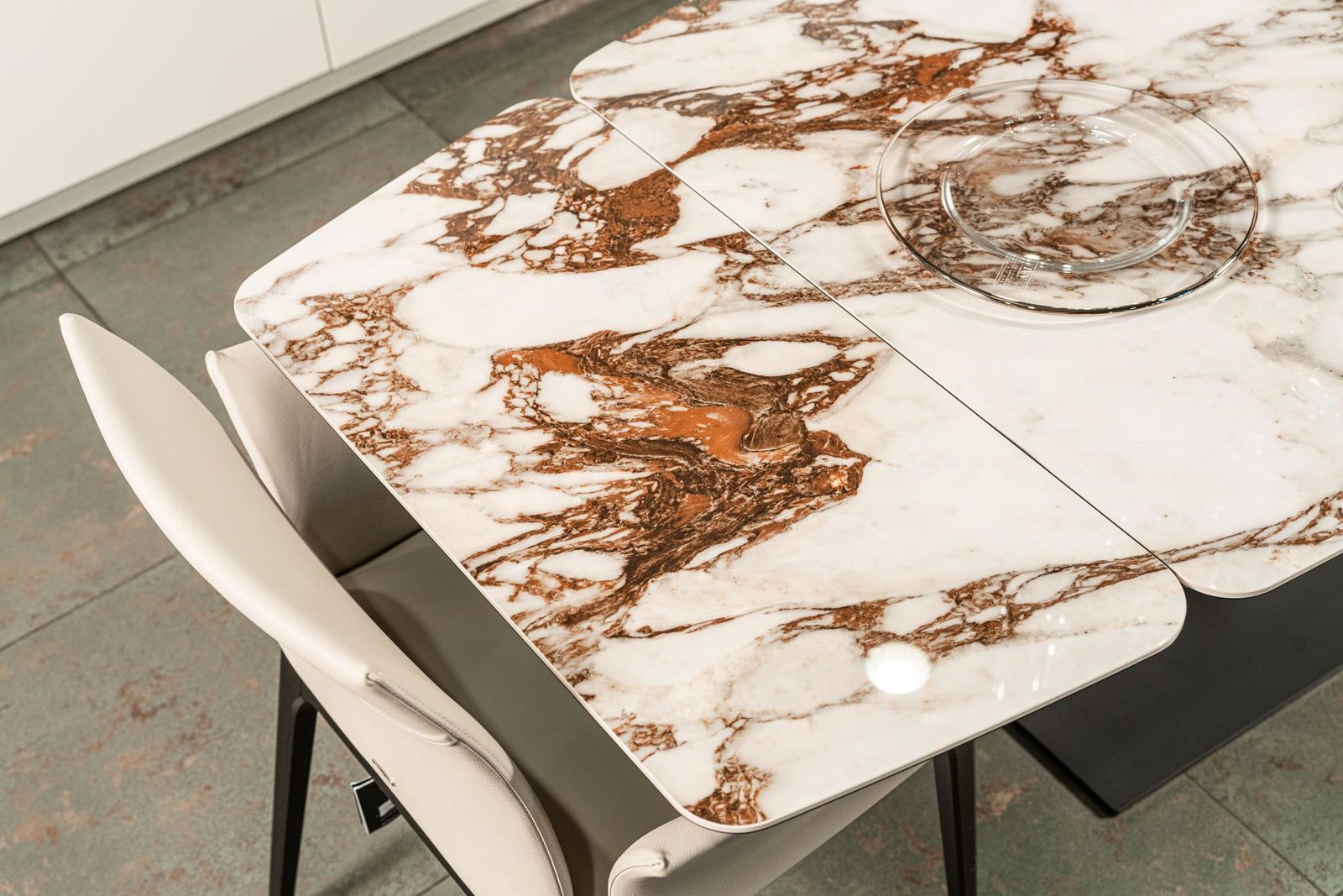 Cattelan Italia Стол Duffy Keramik Drive Marmi KM12 Breccia от Cattelan Italia — в интерьере