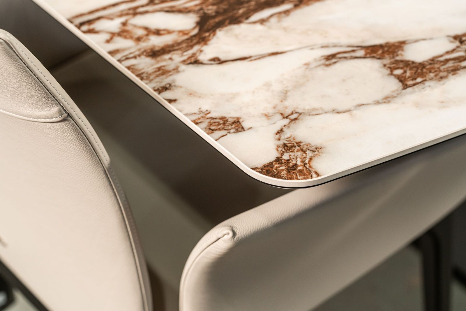 Cattelan Italia Стол Duffy Keramik Drive Marmi KM12 Breccia от Cattelan Italia — в интерьере