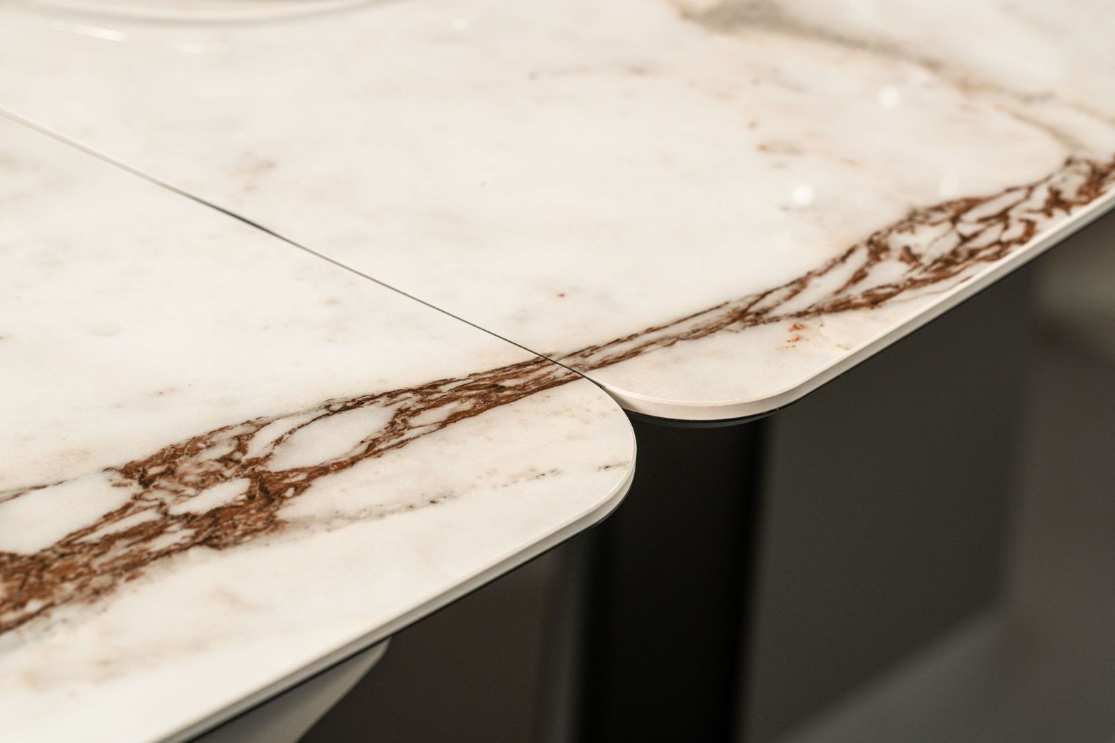 Cattelan Italia Стол Duffy Keramik Drive Marmi KM12 Breccia от Cattelan Italia — в интерьере