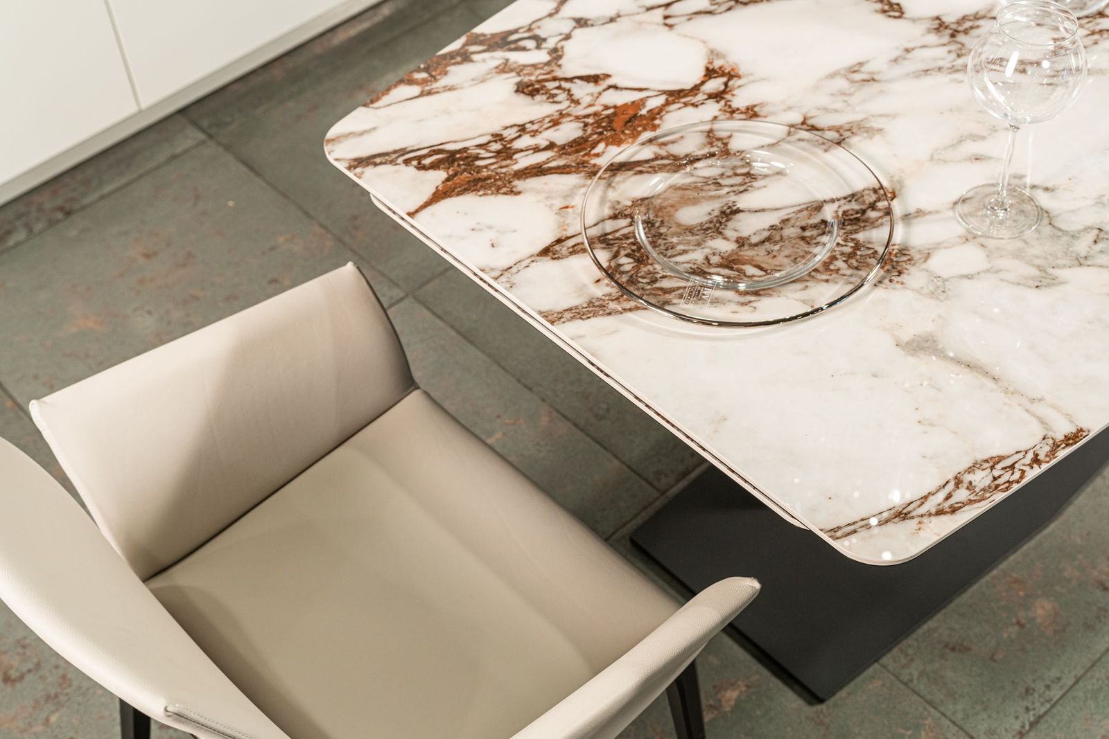 Cattelan Italia Стол Duffy Keramik Drive Marmi KM12 Breccia от Cattelan Italia — в интерьере