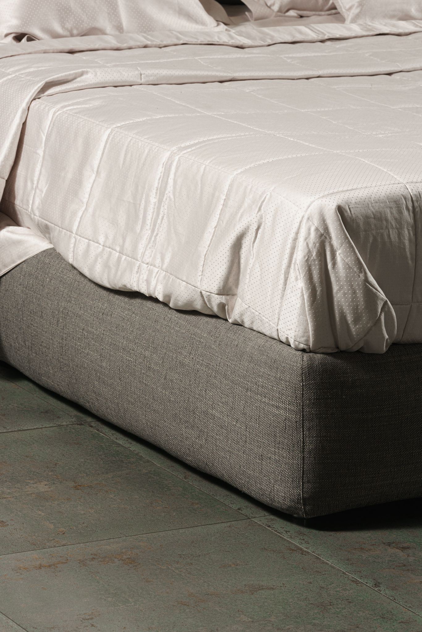 Flou Дизайнерская кровать Angle London 802 от Flou — в интерьере