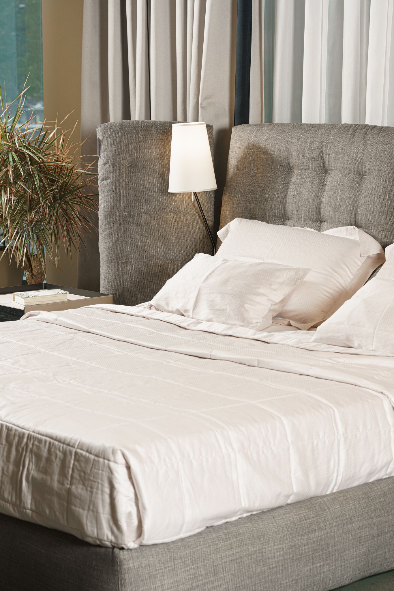 Flou Дизайнерская кровать Angle London 802 от Flou — в интерьере