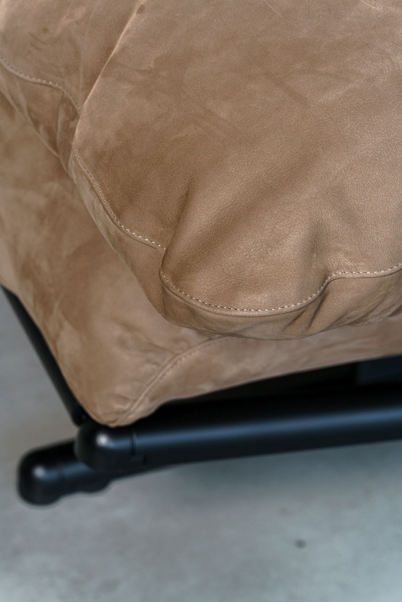 Poltrona Frau Диван Ouverture Pelle Velvety Cumin от Poltrona Frau — в интерьере