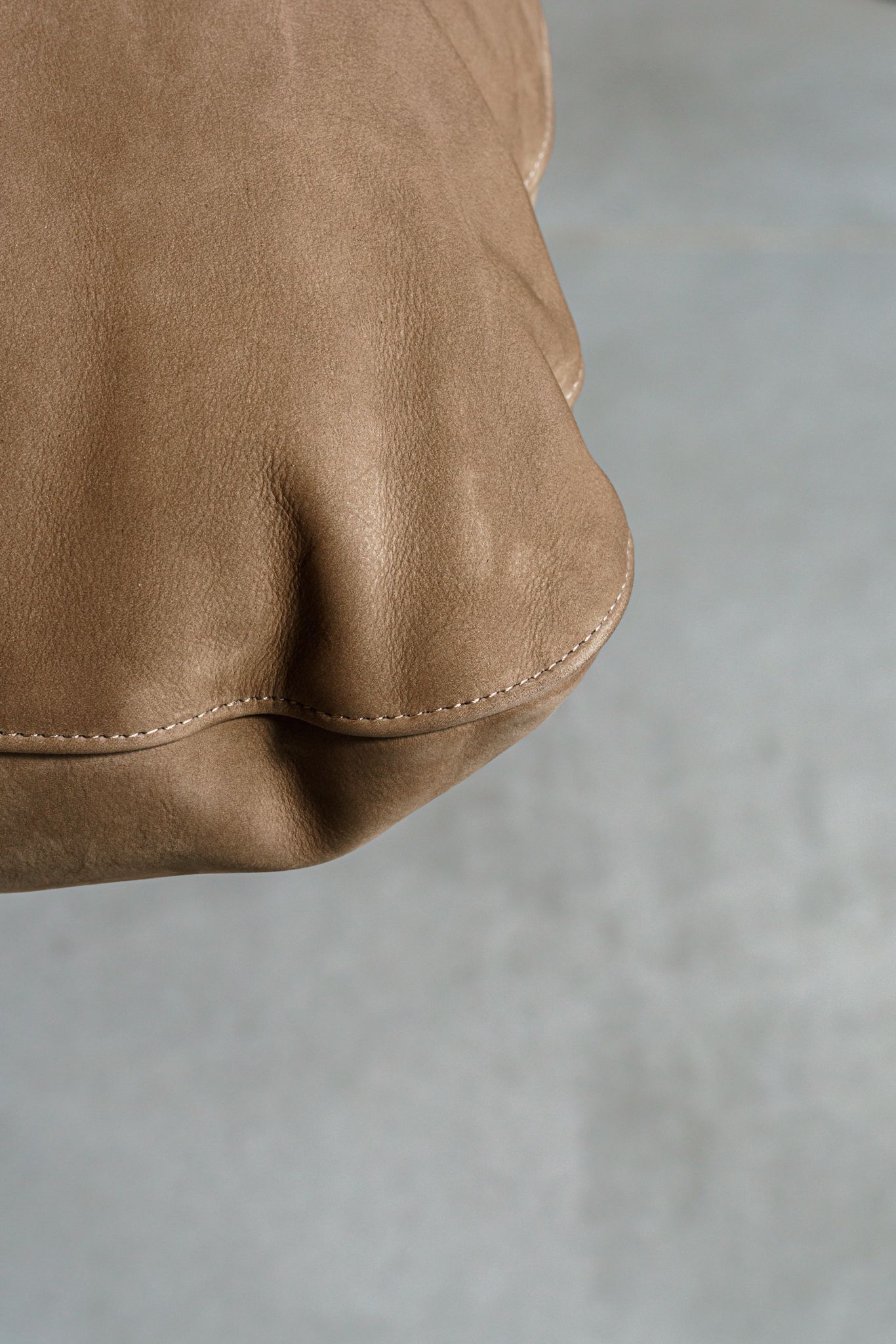 Poltrona Frau Диван Ouverture Pelle Velvety Cumin от Poltrona Frau — в интерьере