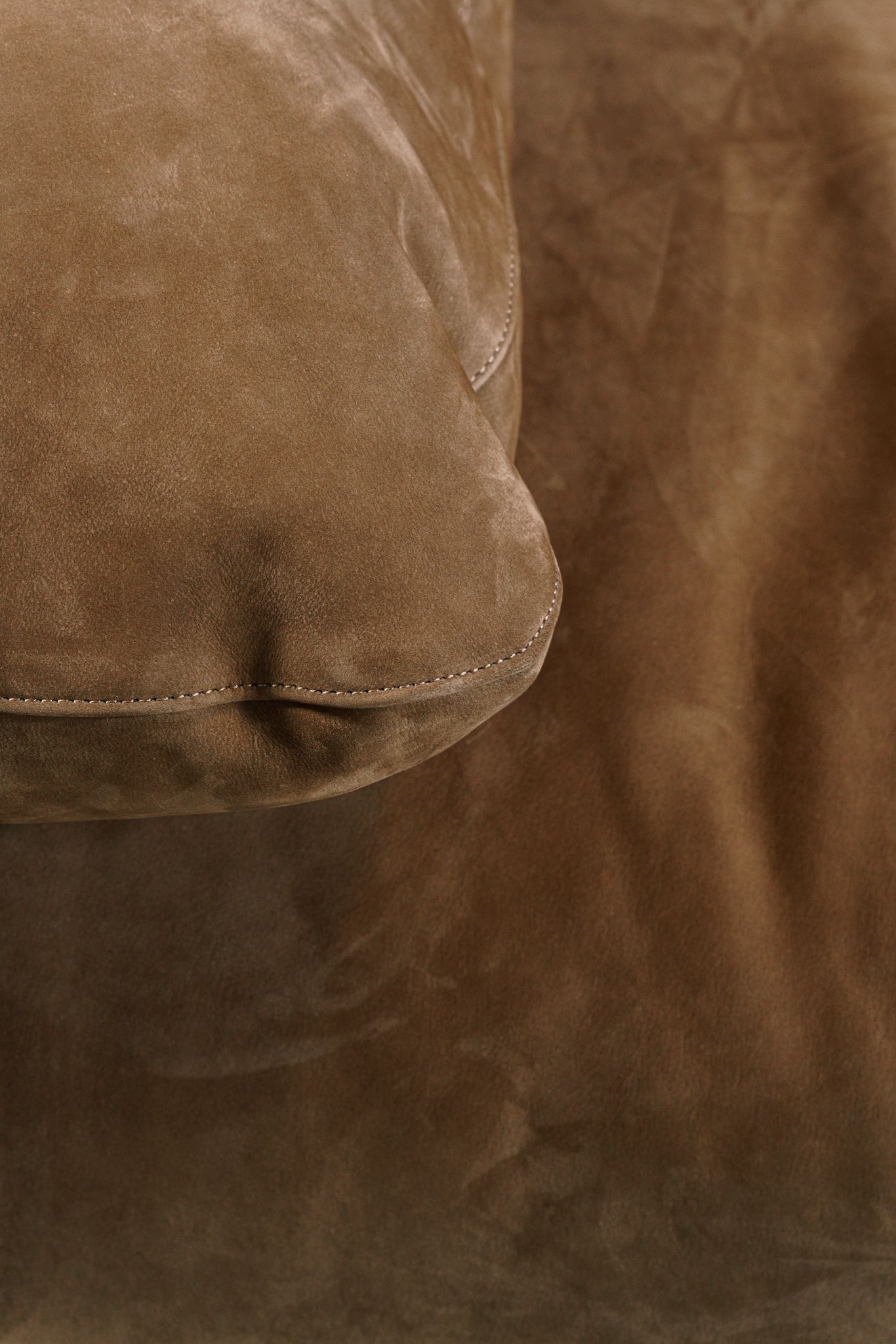 Poltrona Frau Диван Ouverture Pelle Velvety Cumin от Poltrona Frau — в интерьере