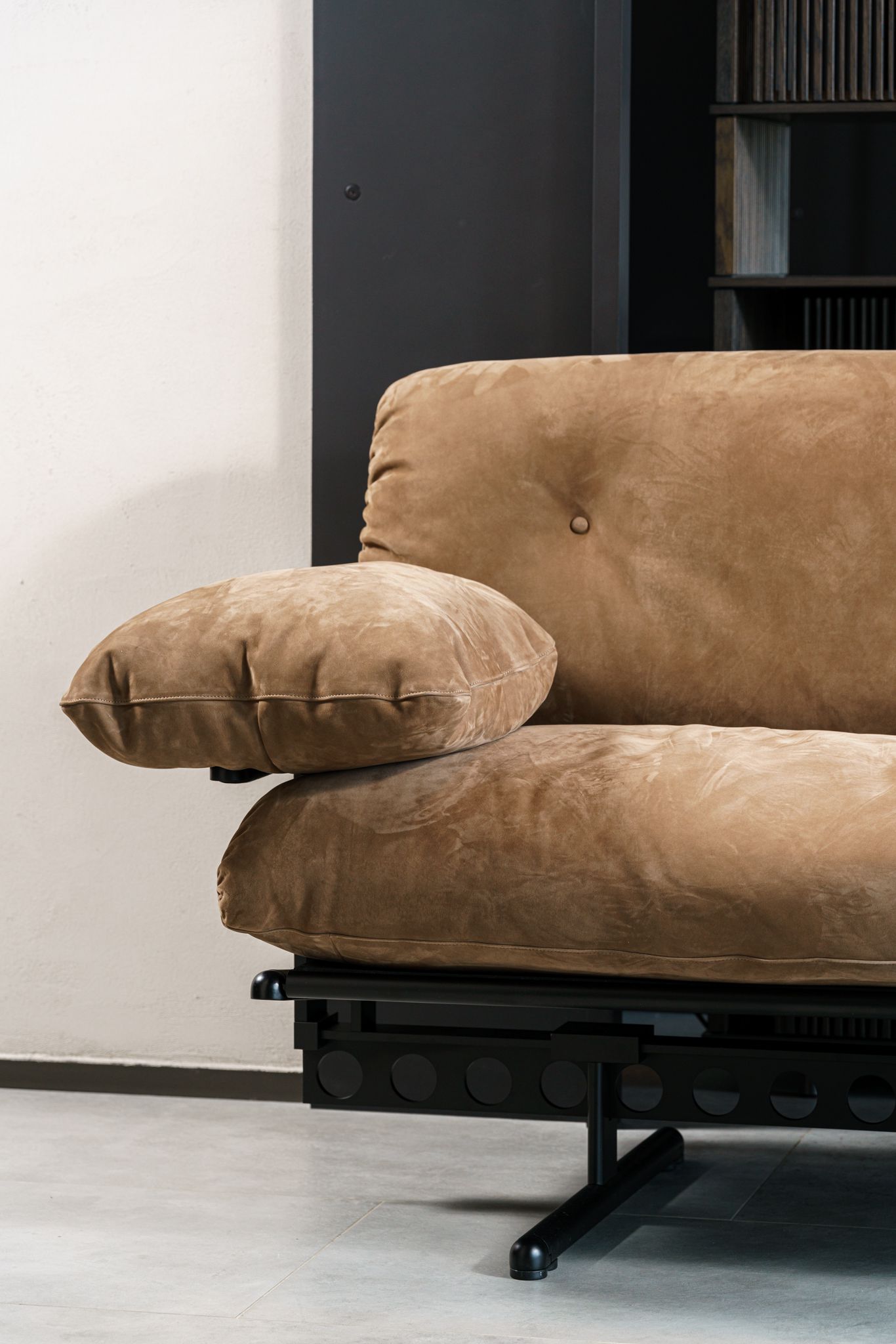 Poltrona Frau Диван Ouverture Pelle Velvety Cumin от Poltrona Frau — в интерьере