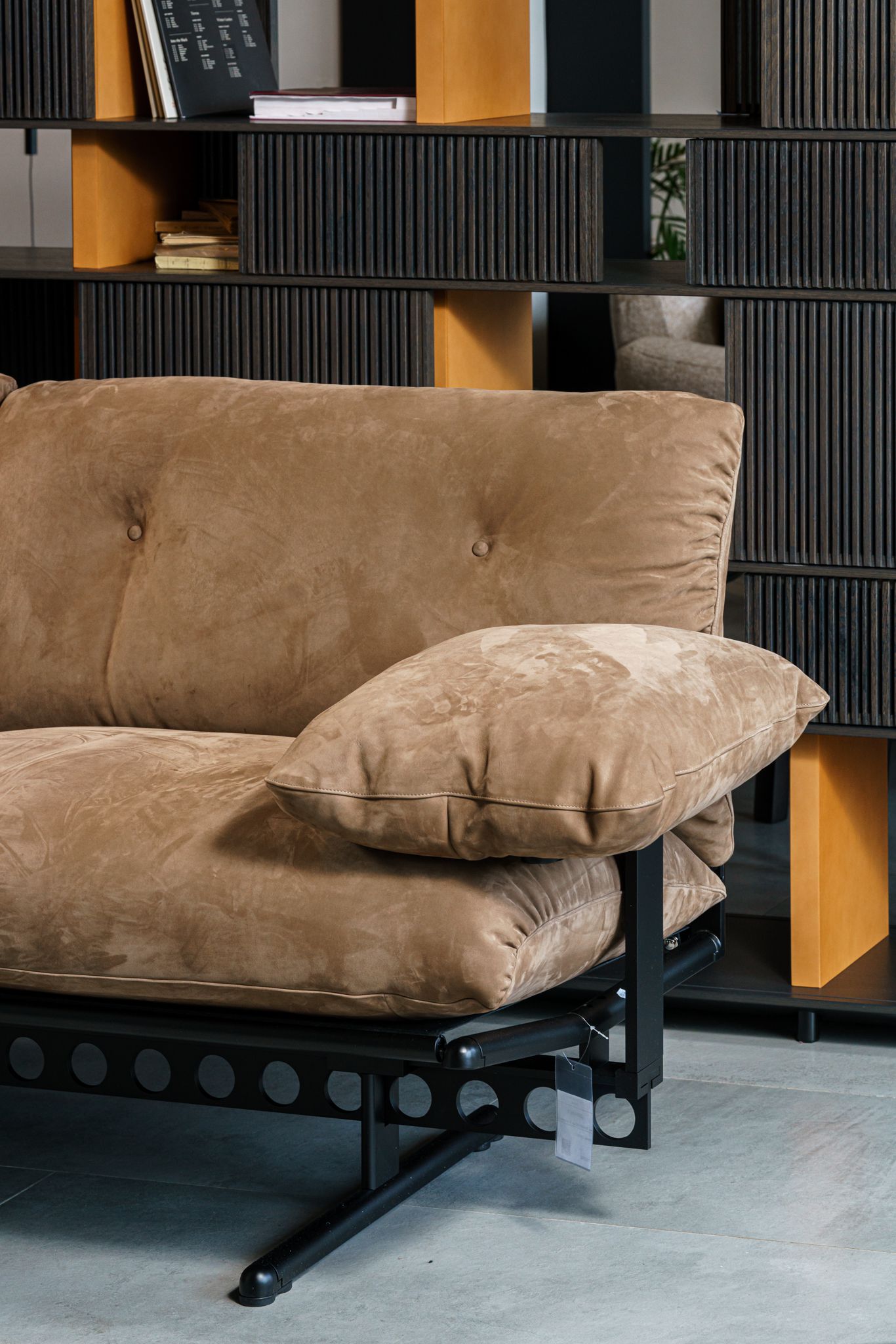 Poltrona Frau Диван Ouverture Pelle Velvety Cumin от Poltrona Frau — в интерьере