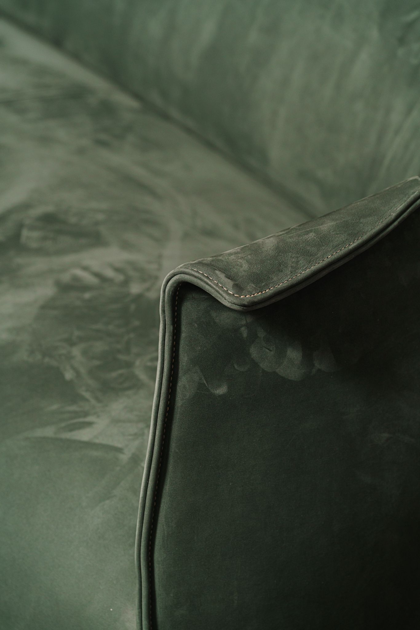 Poltrona Frau Диван Archibald Pelle Velvety Rosemary от Poltrona Frau — в интерьере