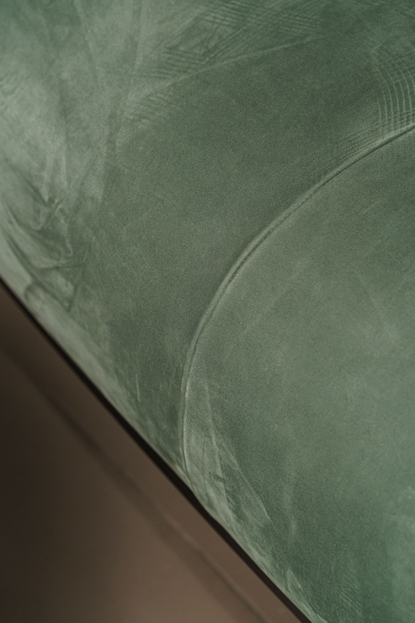 Poltrona Frau Диван Archibald Pelle Velvety Rosemary от Poltrona Frau — в интерьере
