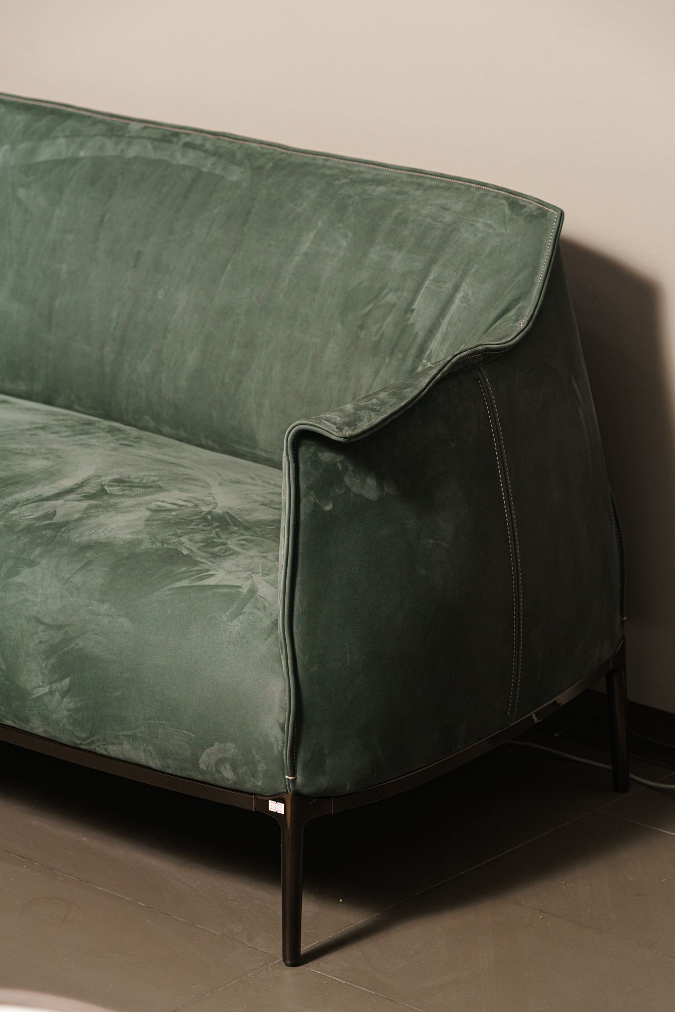 Poltrona Frau Диван Archibald Pelle Velvety Rosemary от Poltrona Frau — в интерьере