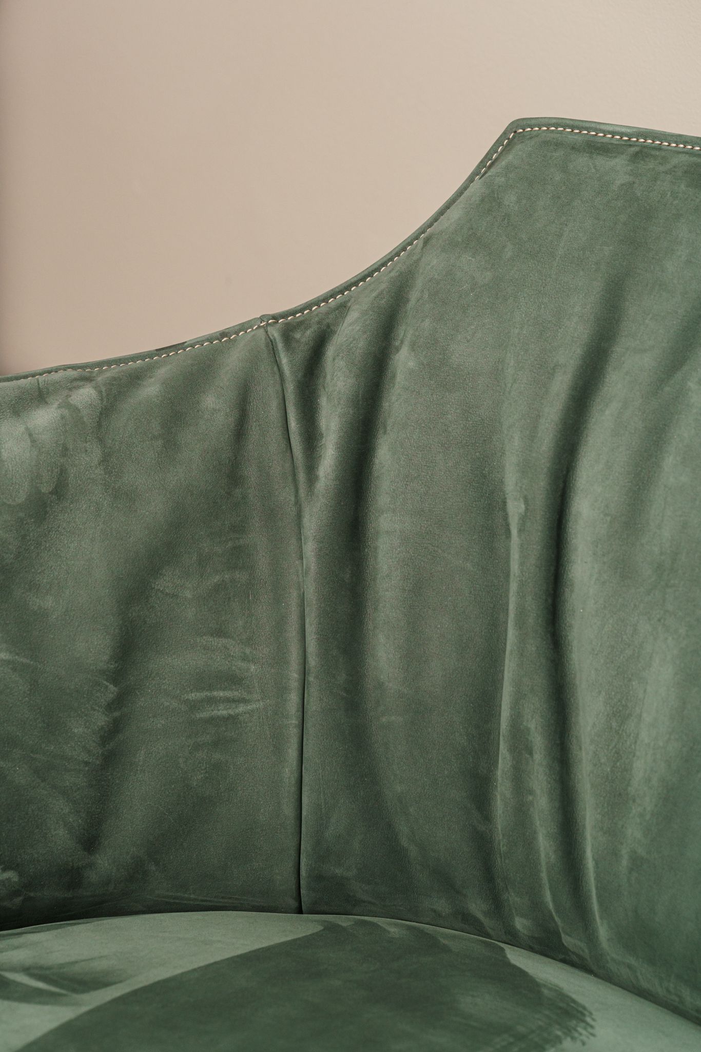 Poltrona Frau Диван Archibald Pelle Velvety Rosemary от Poltrona Frau — в интерьере