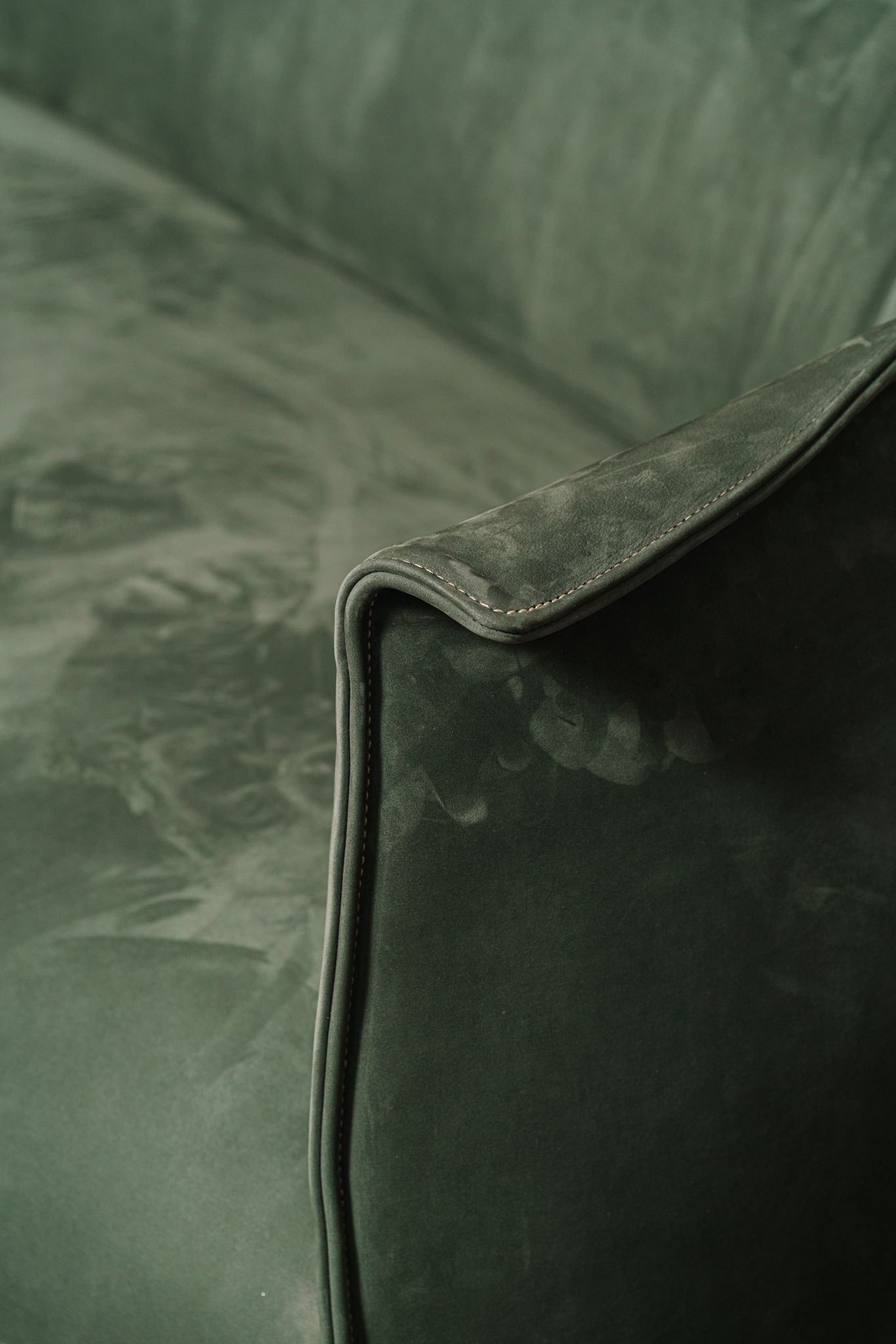 Poltrona Frau Диван Archibald Pelle Velvety Rosemary от Poltrona Frau — в интерьере