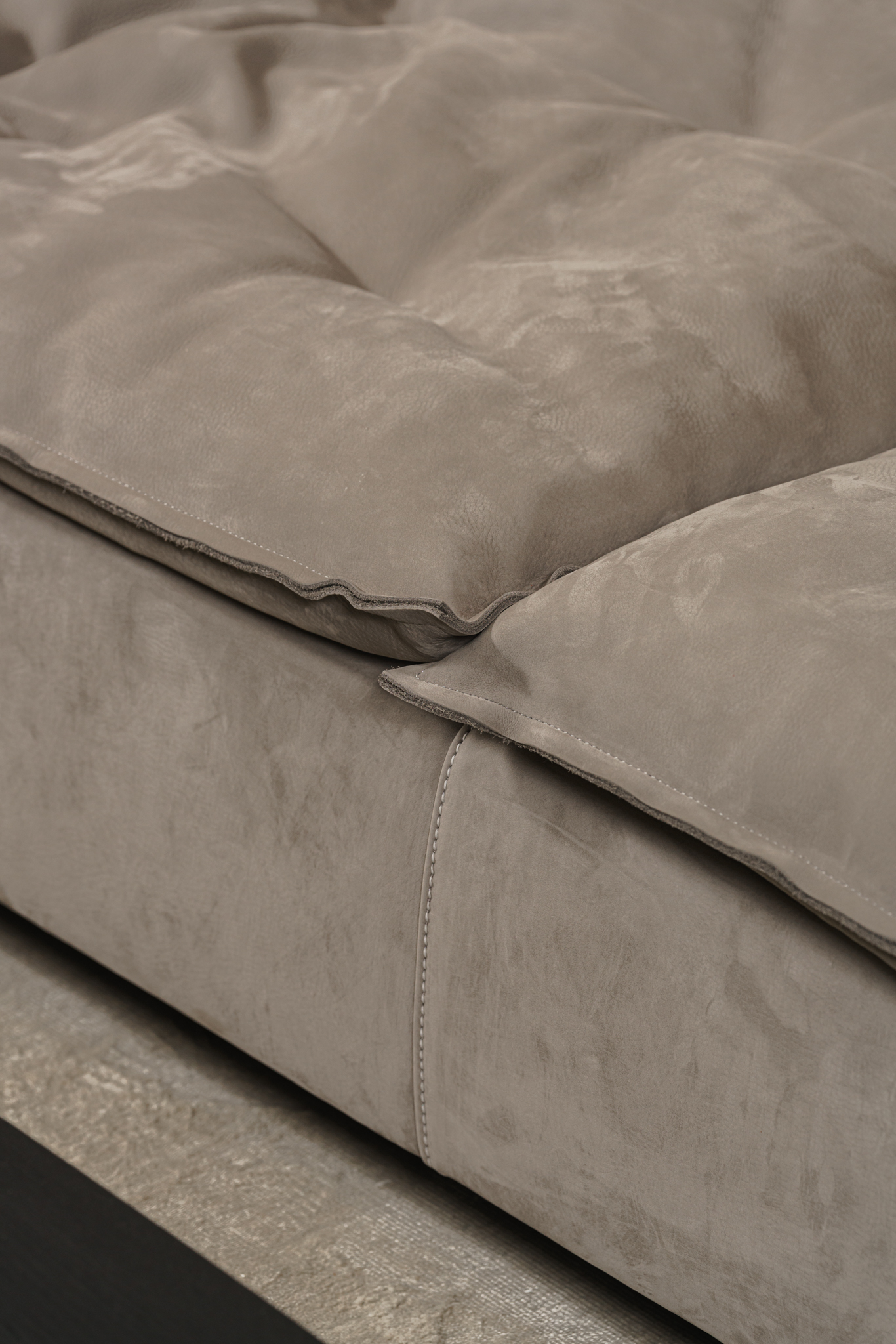 Baxter Диван прямой Miami Soft Nabuck Light Grey от Baxter — в интерьере
