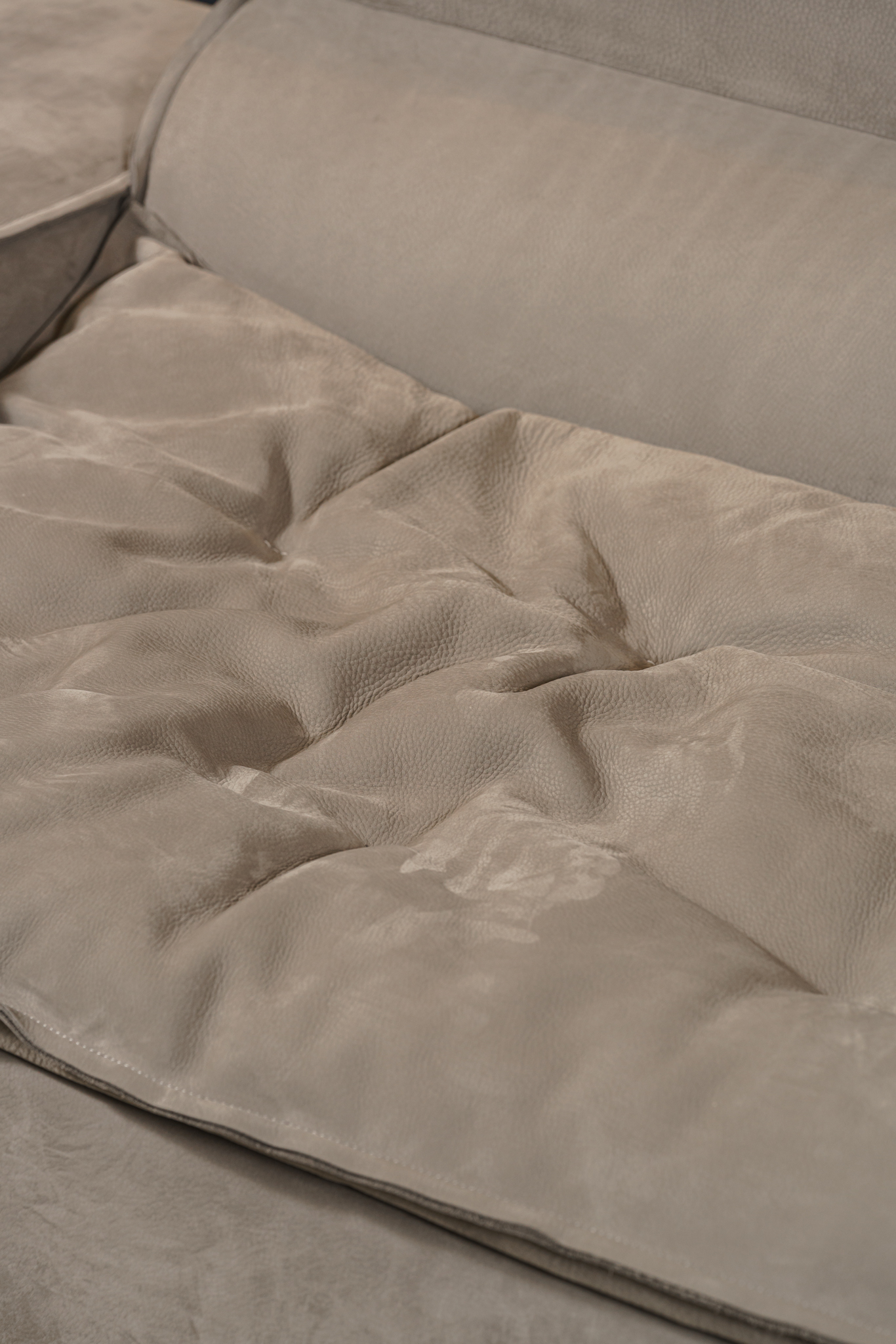 Baxter Диван прямой Miami Soft Nabuck Light Grey от Baxter — в интерьере