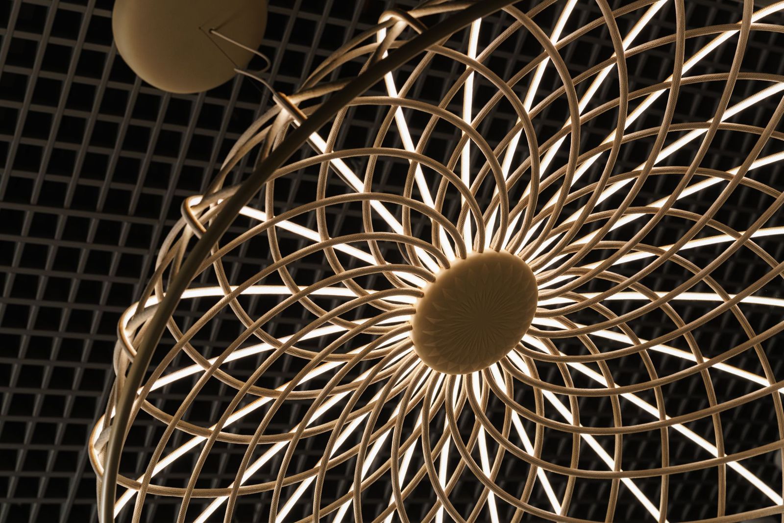 Flos Подвесной светильник Skynest Almond от Flos — в интерьере