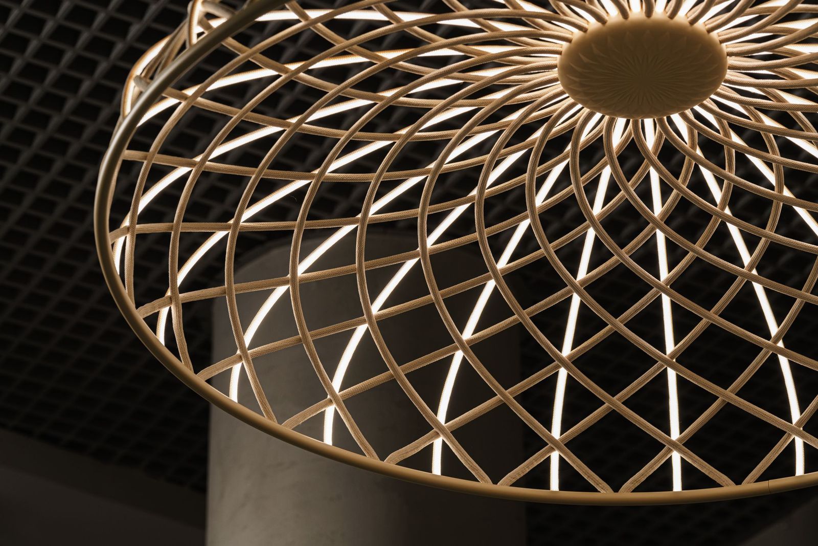 Flos Подвесной светильник Skynest Almond от Flos — в интерьере