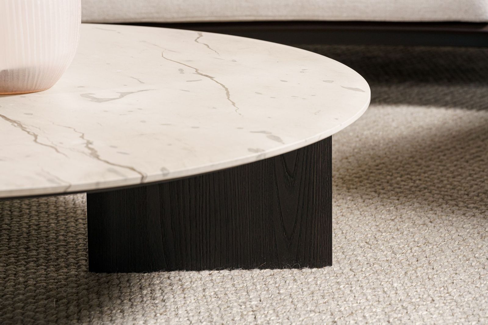 Poliform Журнальный столик Mush 120 Zecevo Marble от Poliform — в интерьере