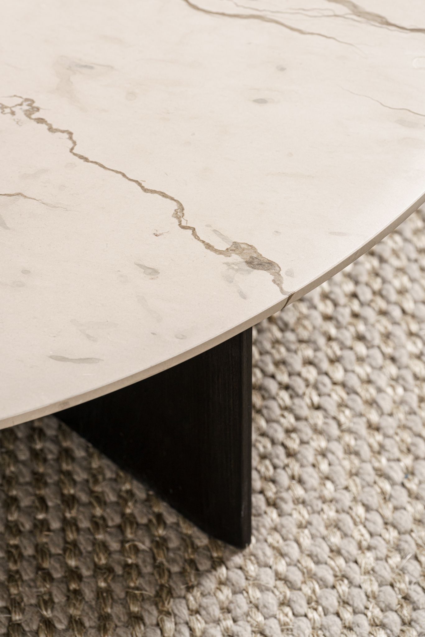 Poliform Журнальный столик Mush 120 Zecevo Marble от Poliform — в интерьере