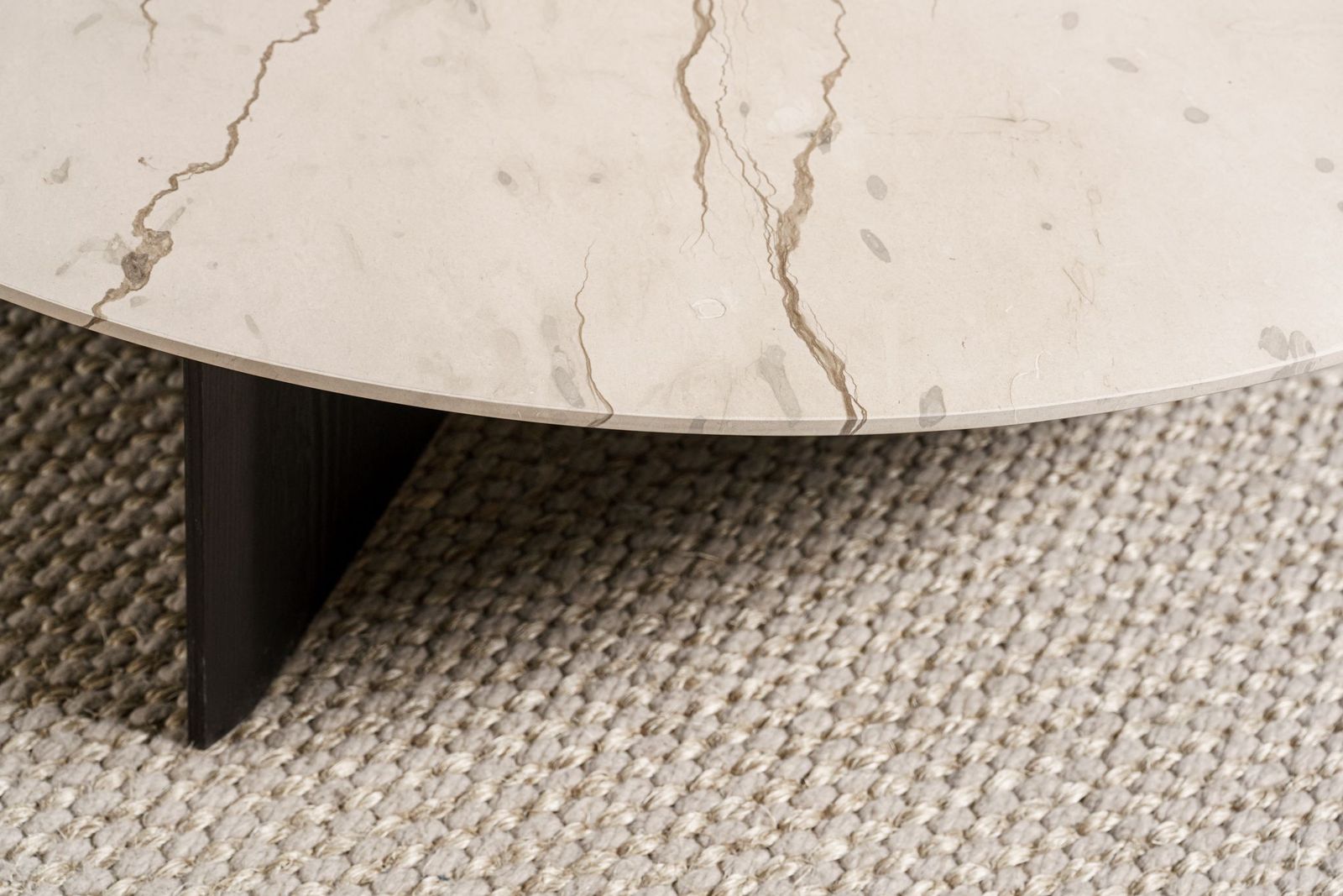 Poliform Журнальный столик Mush 120 Zecevo Marble от Poliform — в интерьере