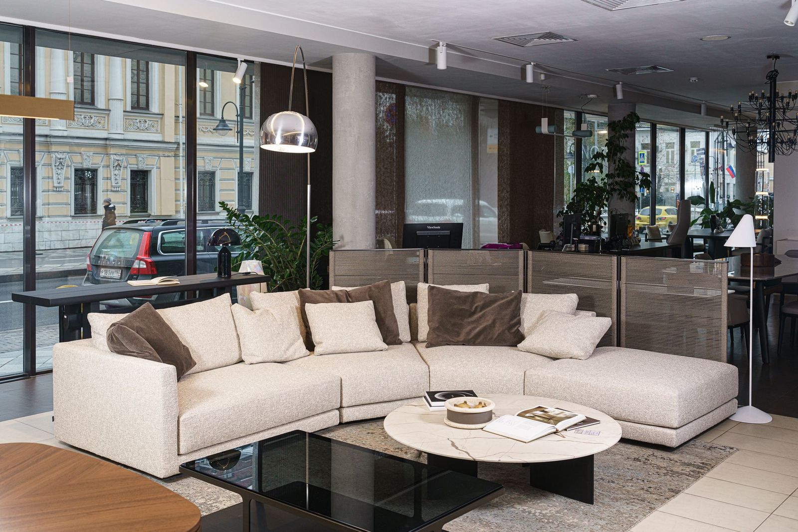 Poliform Журнальный столик Mush 120 Zecevo Marble от Poliform — в интерьере