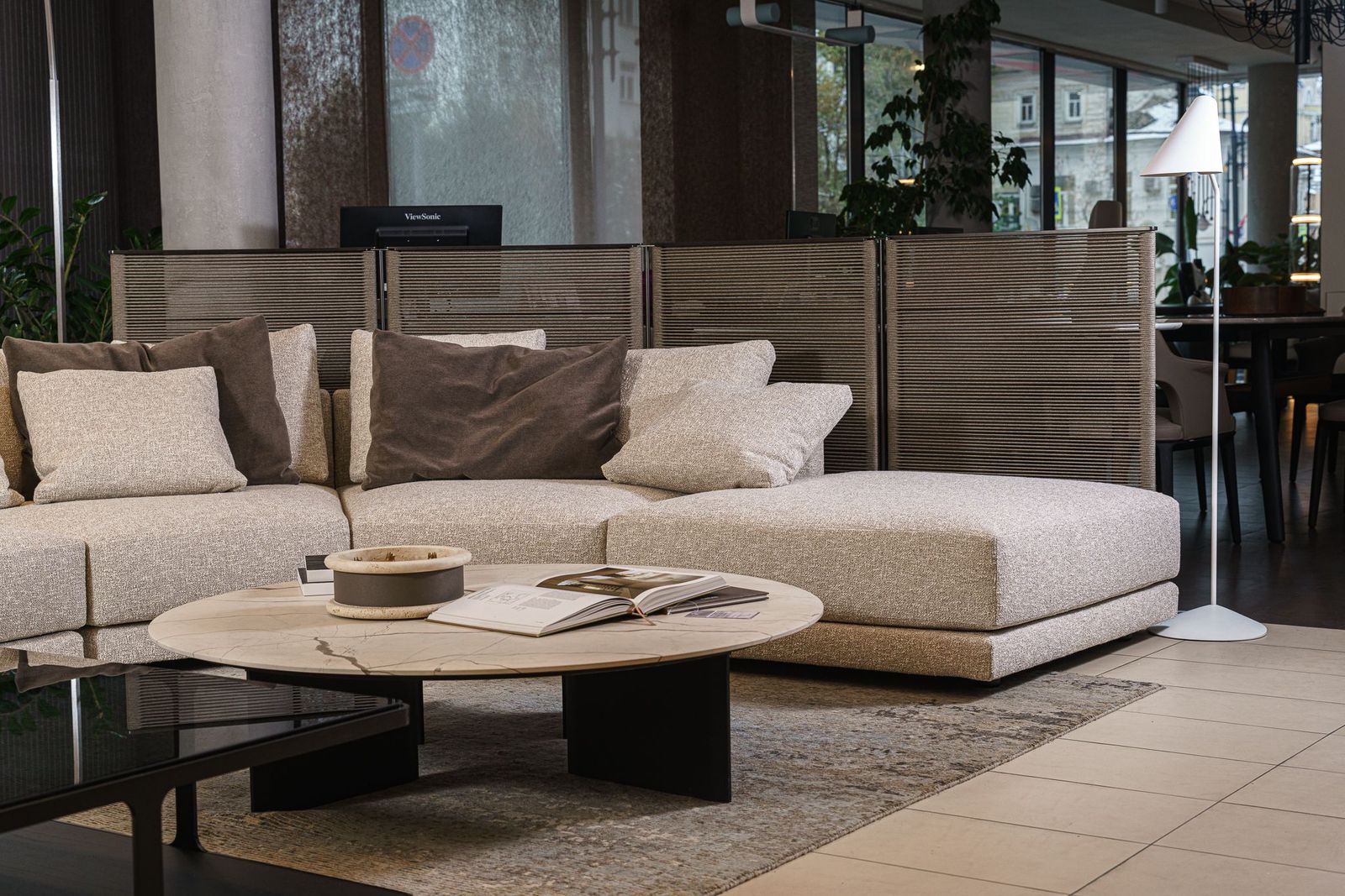 Poliform Журнальный столик Mush 120 Zecevo Marble от Poliform — в интерьере