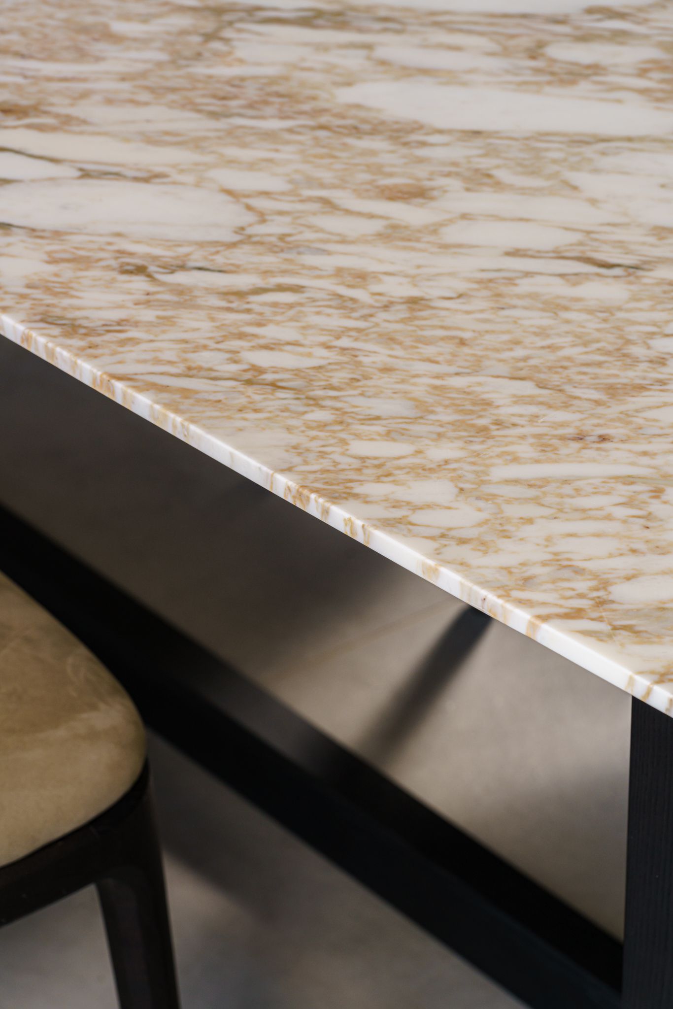 Poliform Стол Concorde calacatta oro glossy / olmo nero 240 от Poliform — в интерьере