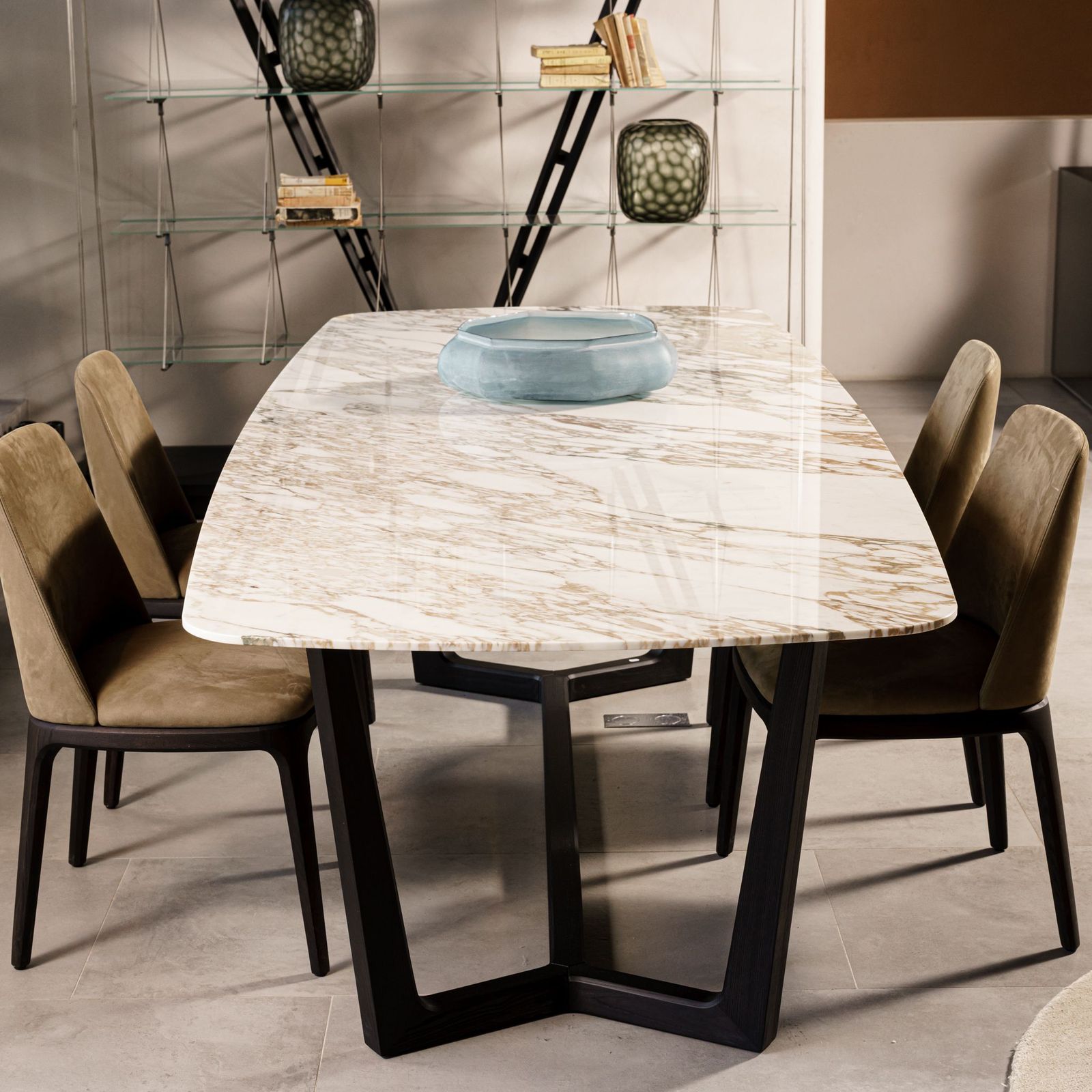 Poliform Стол Concorde calacatta oro glossy / olmo nero 240 от Poliform — в интерьере
