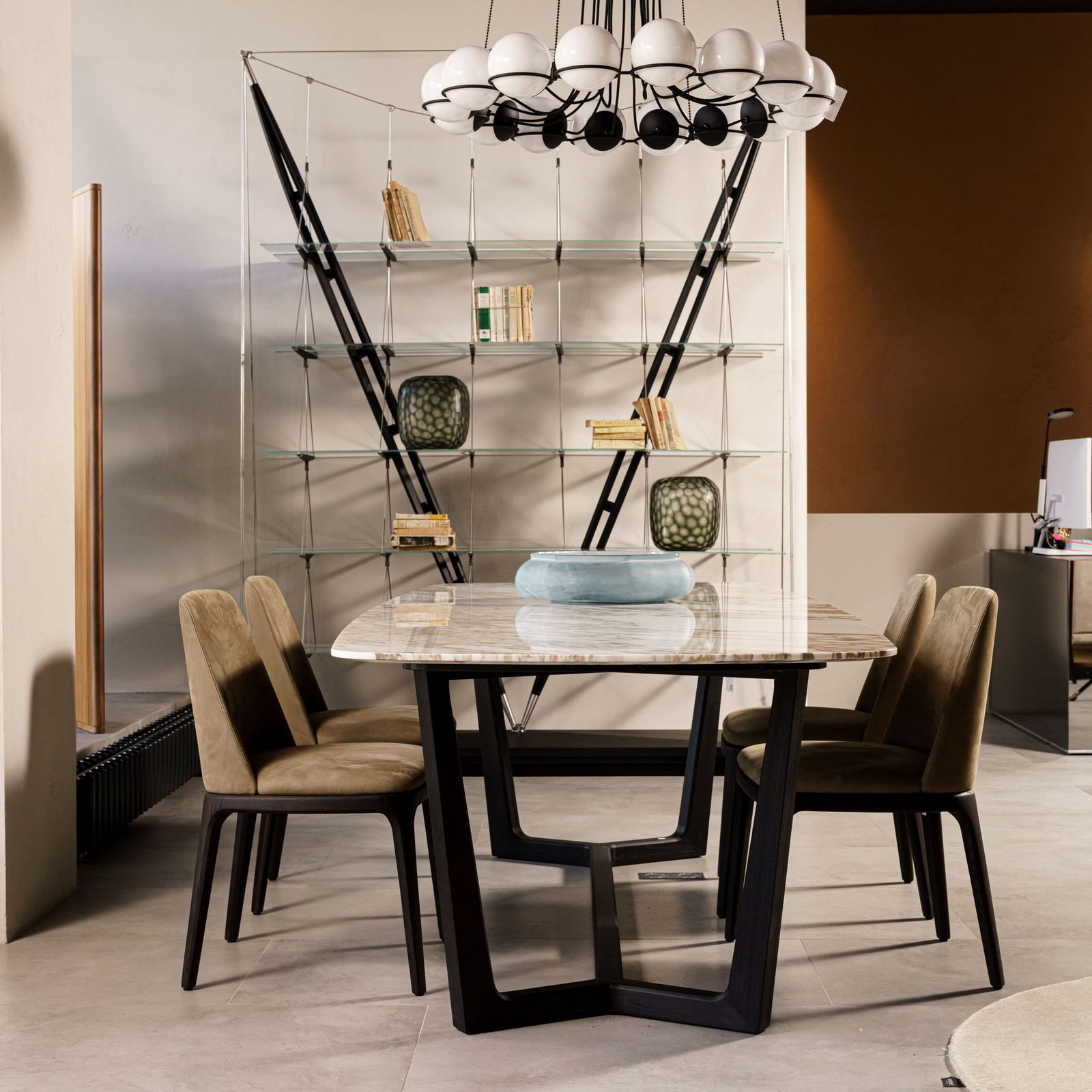 Poliform Стол Concorde calacatta oro glossy / olmo nero 240 от Poliform — в интерьере