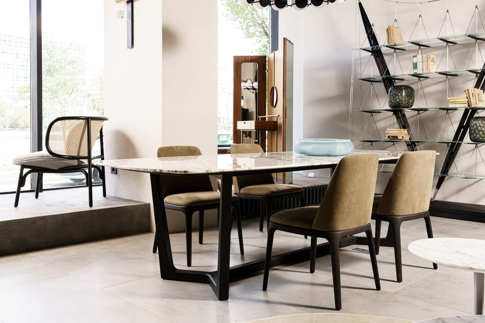 Poliform Стол Concorde calacatta oro glossy / olmo nero 240 от Poliform — в интерьере