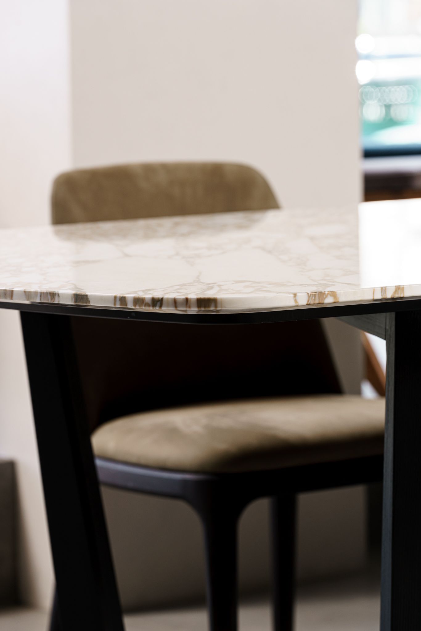 Poliform Стол Concorde calacatta oro glossy / olmo nero 240 от Poliform — в интерьере
