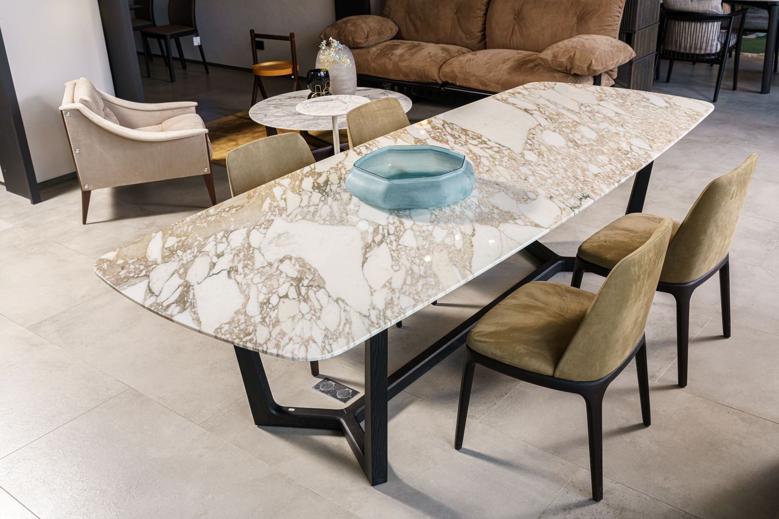 Poliform Стол Concorde calacatta oro glossy / olmo nero 240 от Poliform — в интерьере