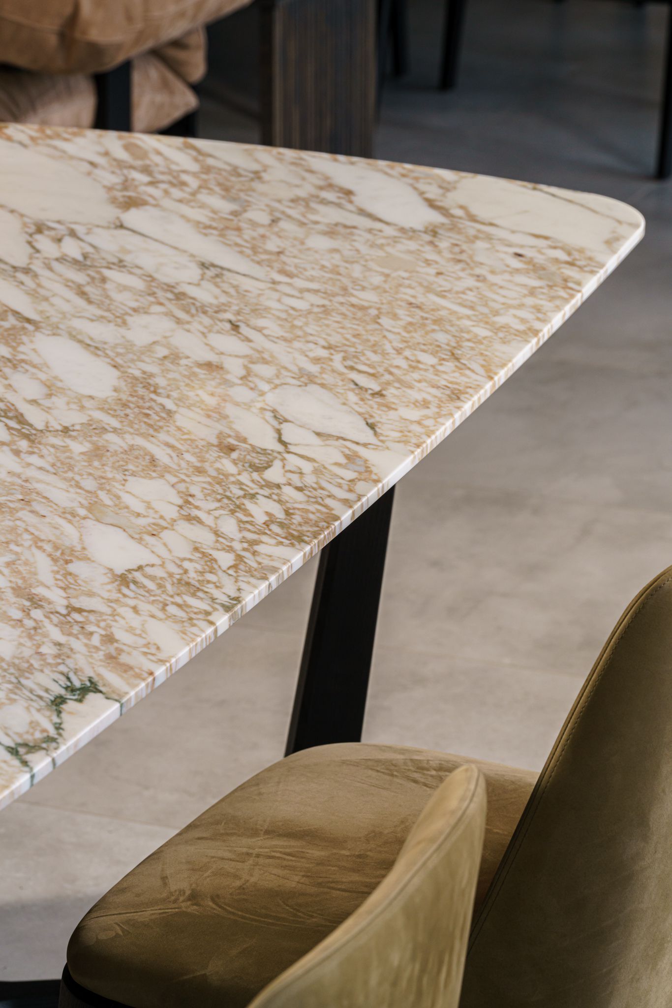 Poliform Стол Concorde calacatta oro glossy / olmo nero 240 от Poliform — в интерьере