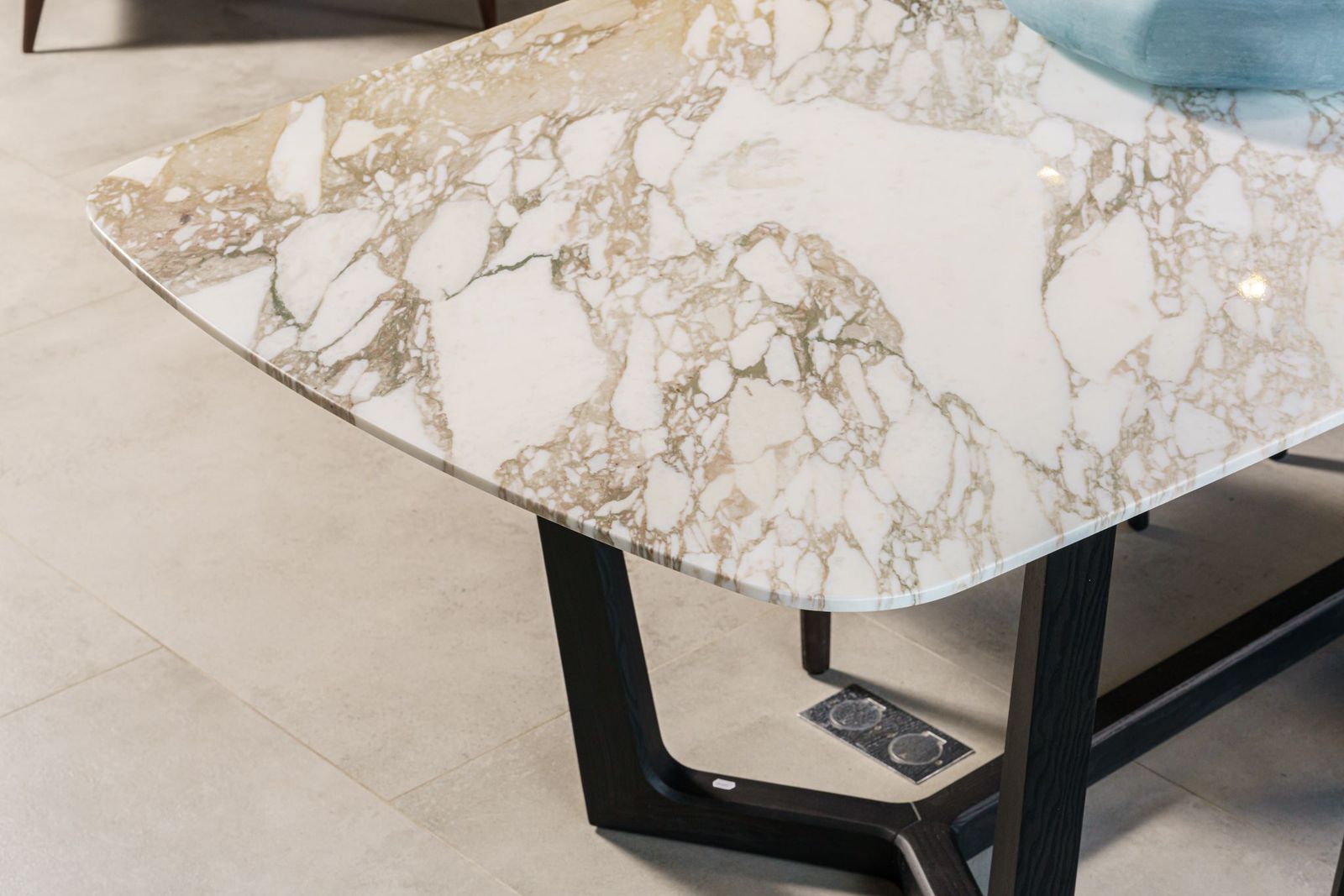 Poliform Стол Concorde calacatta oro glossy / olmo nero 240 от Poliform — в интерьере