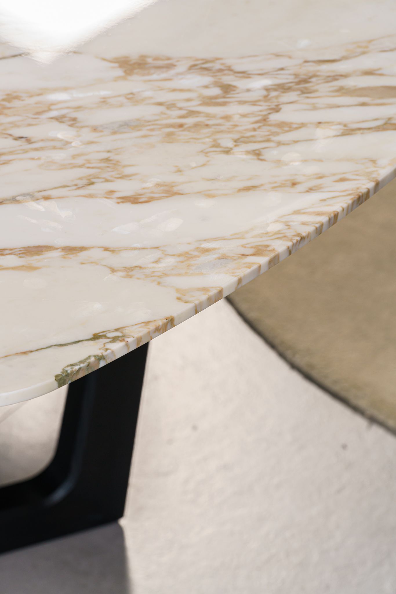 Poliform Стол Concorde calacatta oro glossy / olmo nero 240 от Poliform — в интерьере