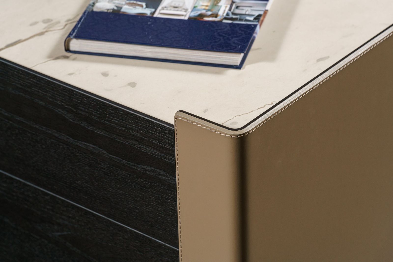Poliform Прикроватная тумбочка Chloe Zecevo Marble от Poliform — в интерьере