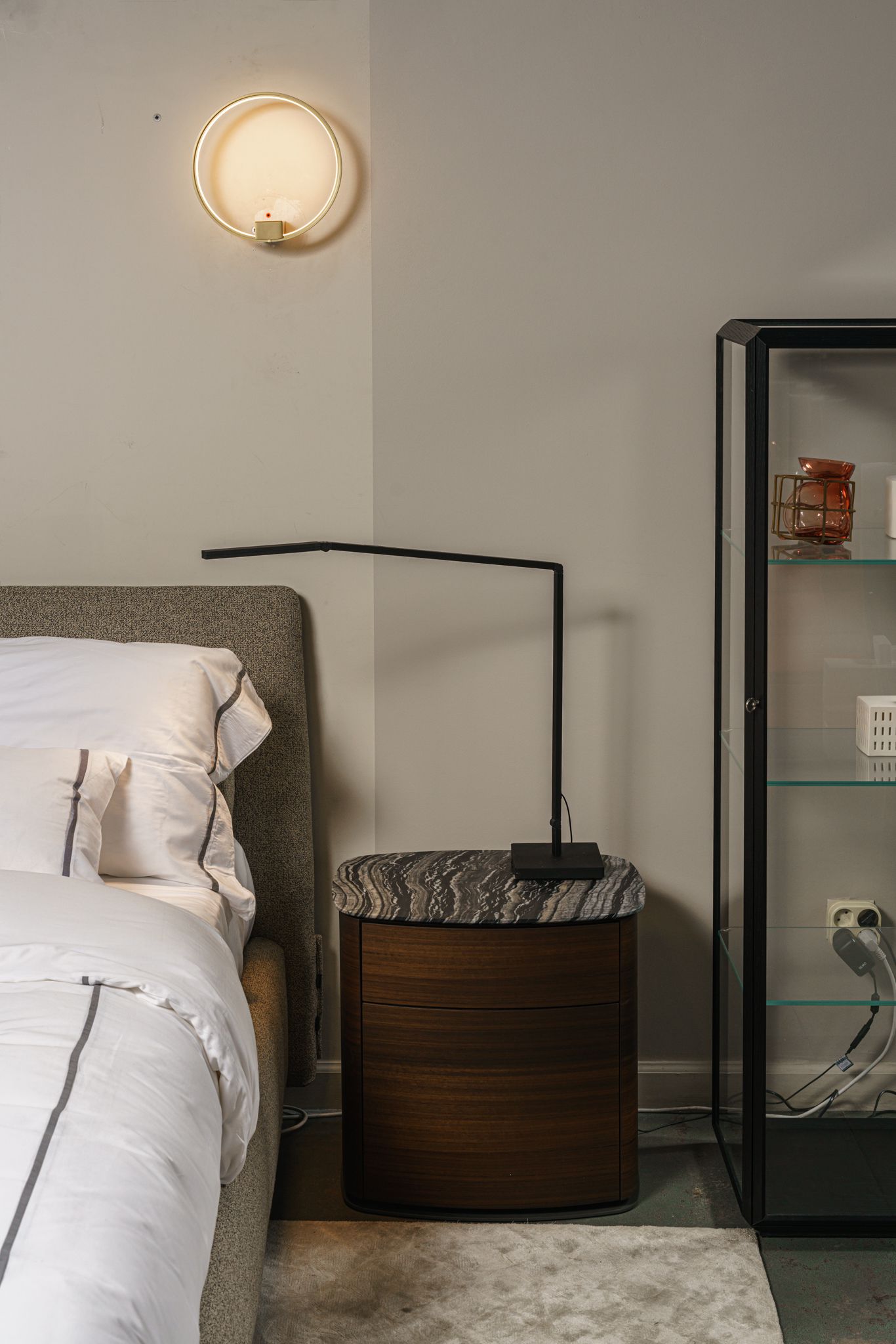 Molteni&C Прикроватная тумбочка 4040 Silver Wave от Molteni & C — в интерьере