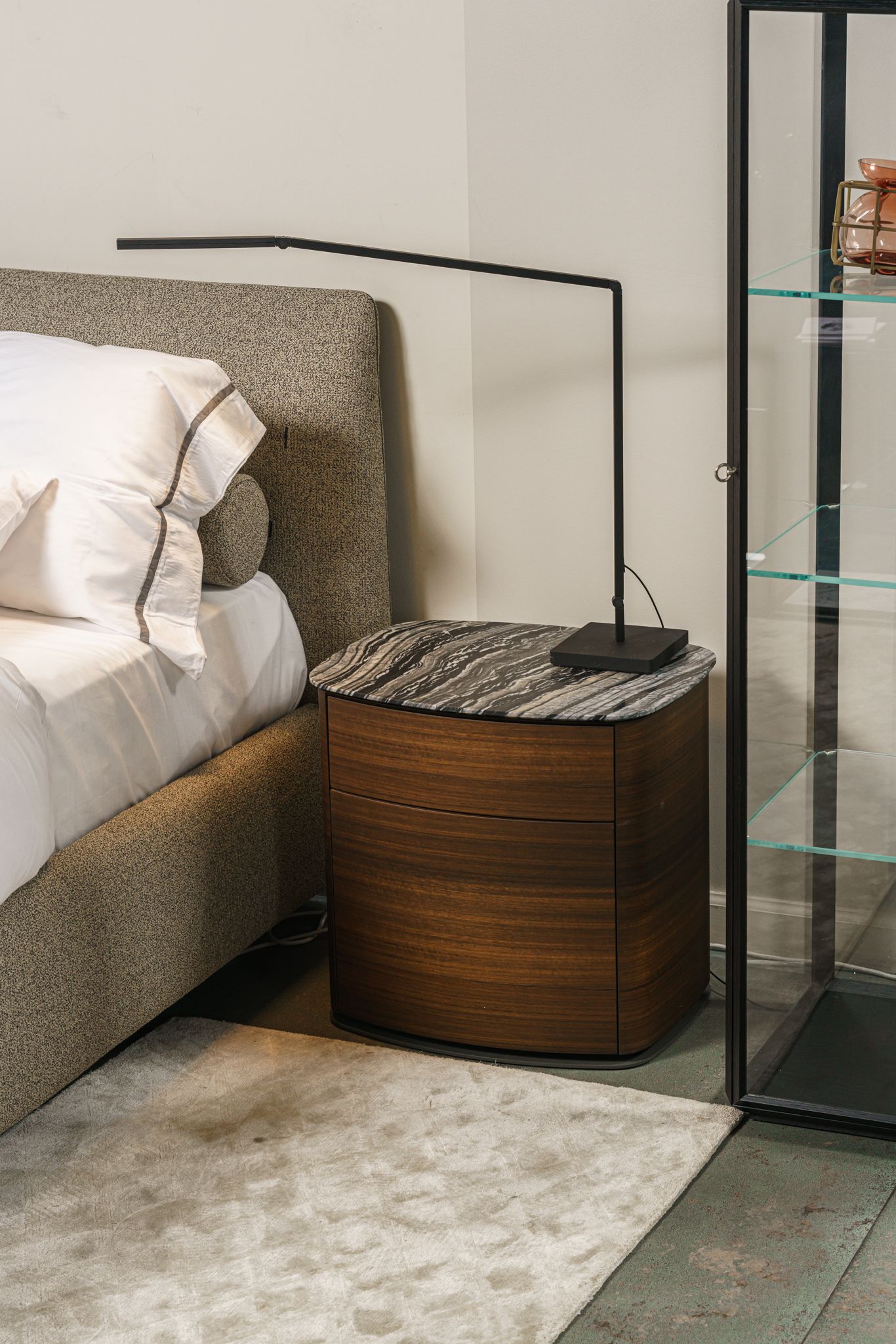 Molteni&C Прикроватная тумбочка 4040 Silver Wave от Molteni & C — в интерьере