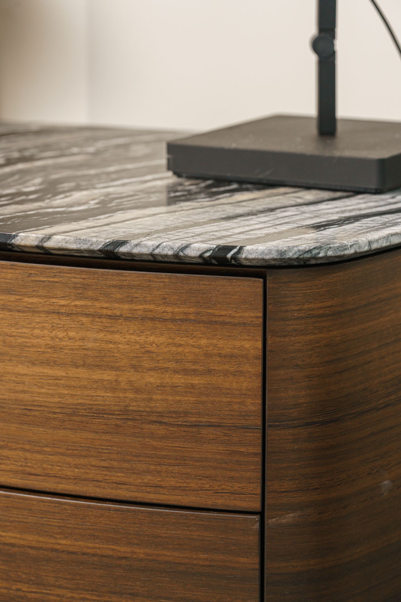 Molteni&C Прикроватная тумбочка 4040 Silver Wave от Molteni & C — в интерьере