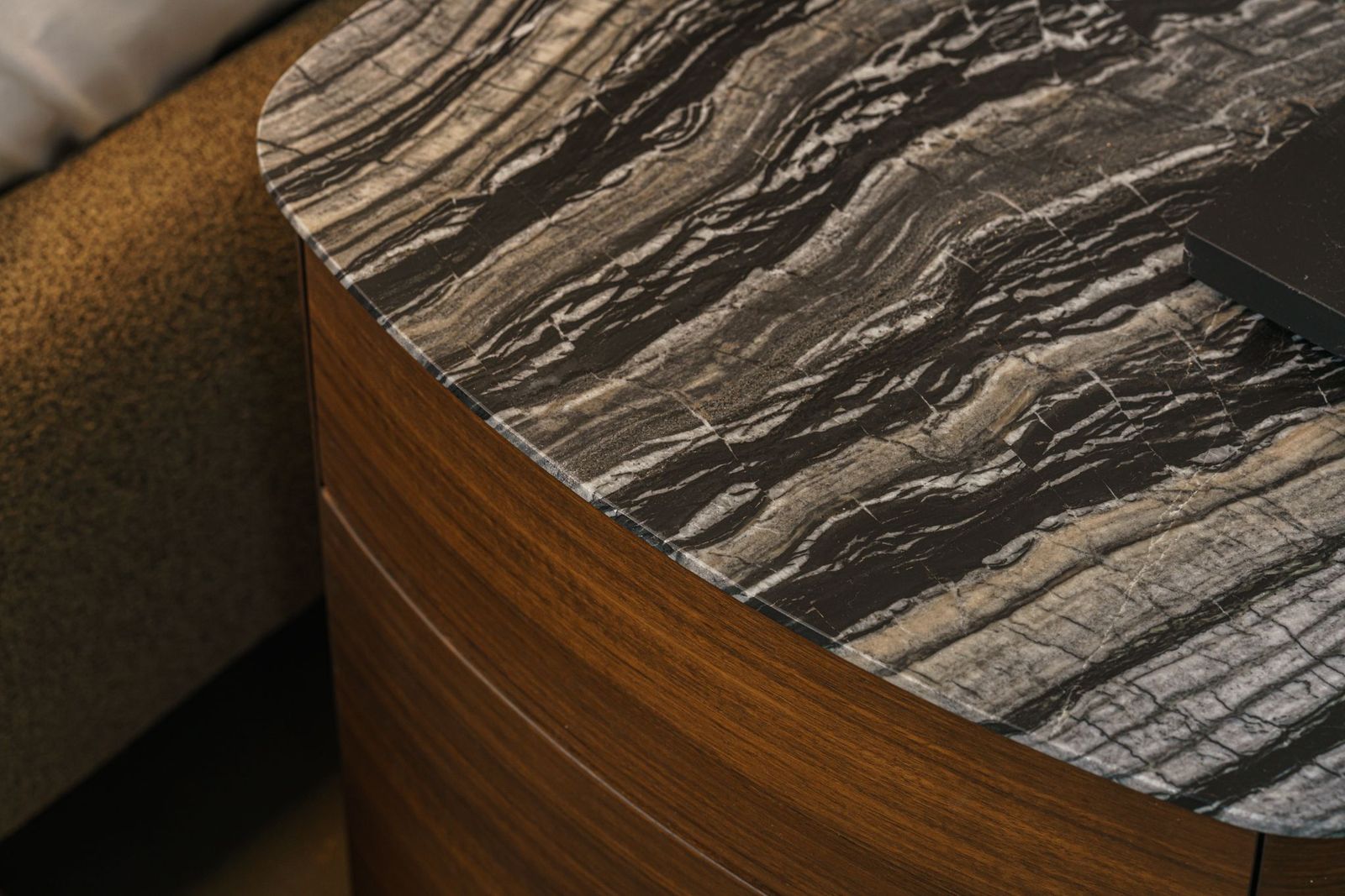 Molteni&C Прикроватная тумбочка 4040 Silver Wave от Molteni & C — в интерьере