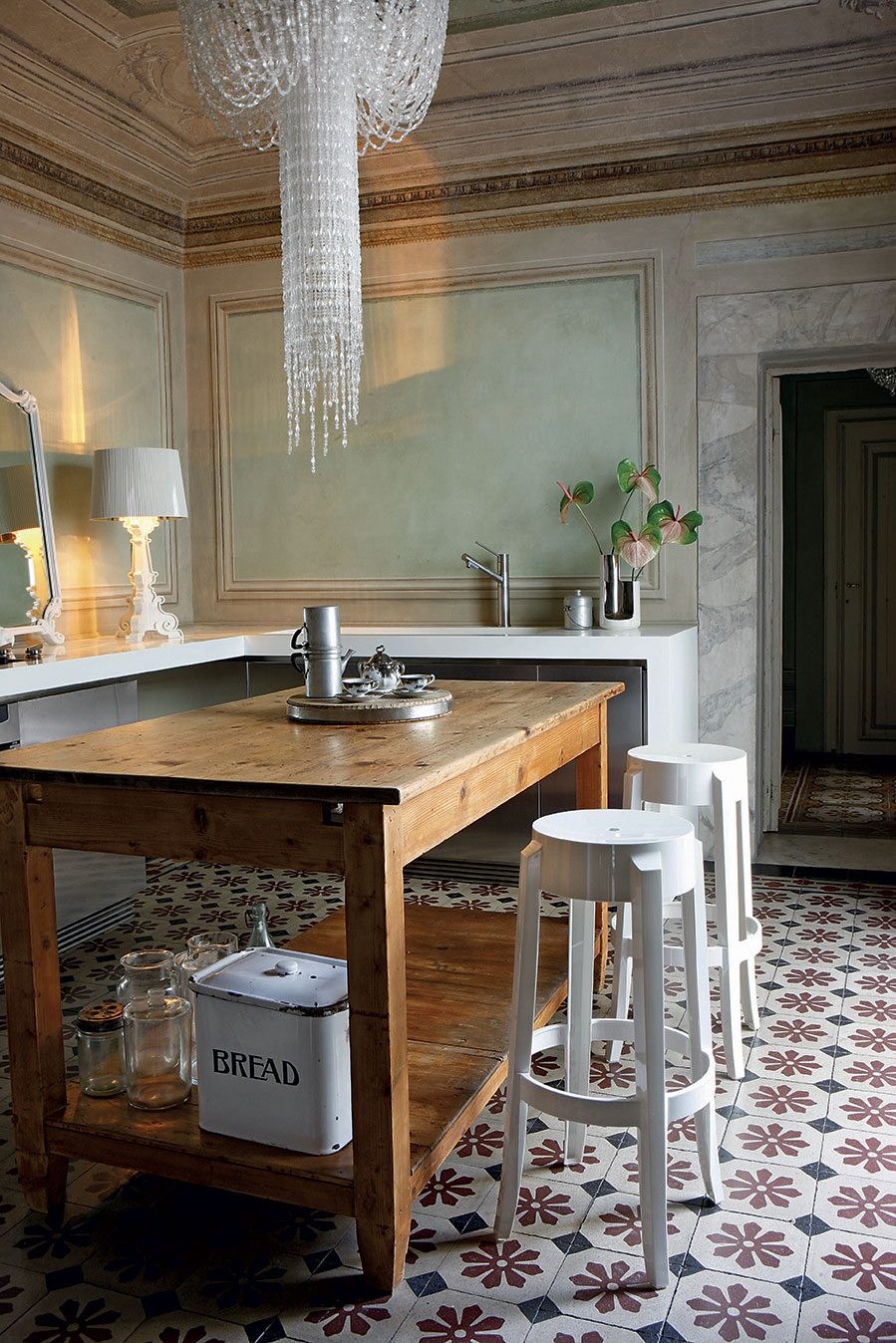 Kartell Табурет Charle Ghost от Kartell — в интерьере