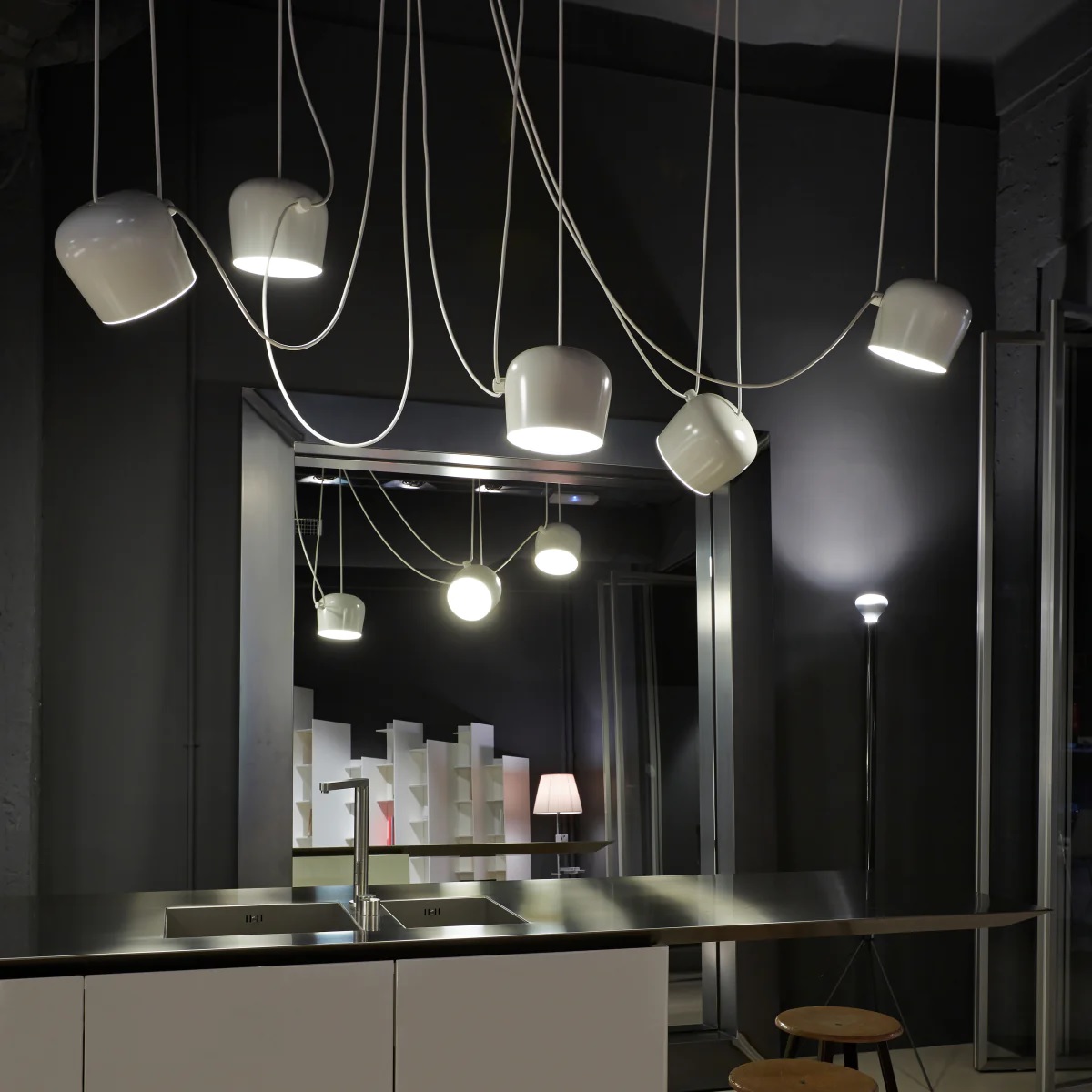 Flos Люстра Aim small из 5 подвесов White от Flos — в интерьере