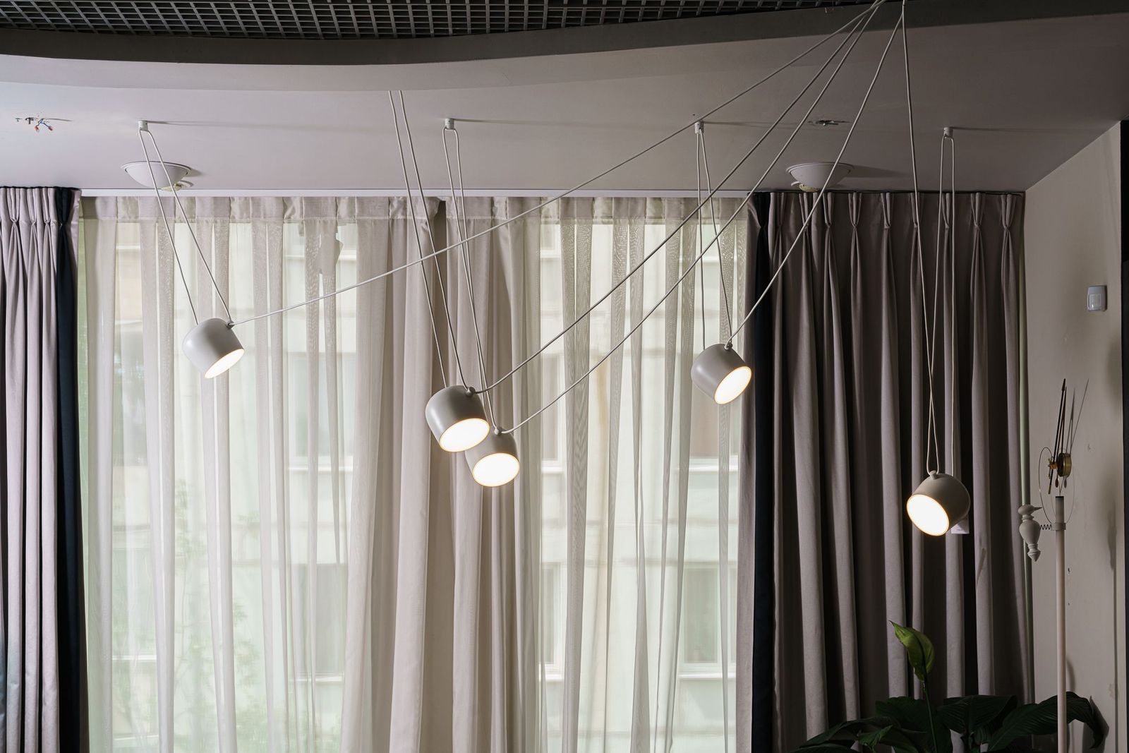 Flos Люстра Aim small из 5 подвесов White от Flos — в интерьере
