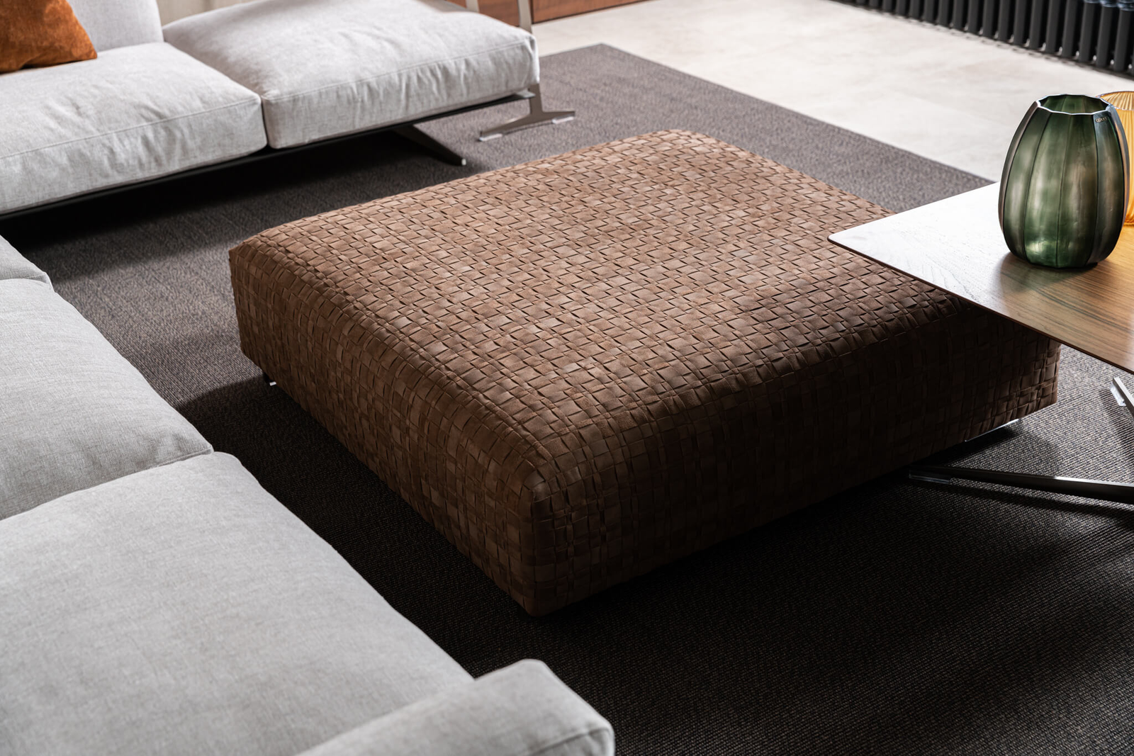 Flexform Пуф Bangkok Suede Brown 120 от Flexform — в интерьере