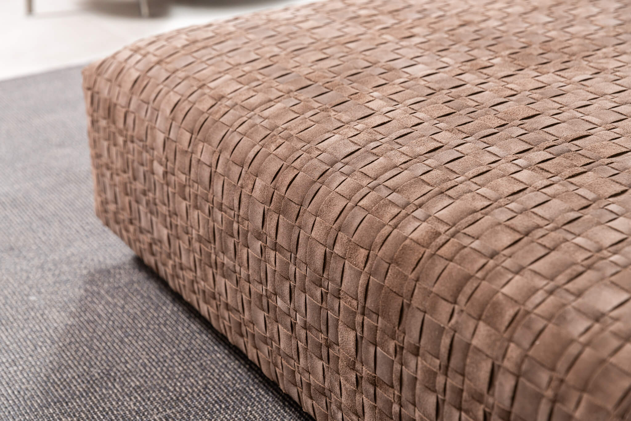 Flexform Пуф Bangkok Suede Brown 120 от Flexform — в интерьере