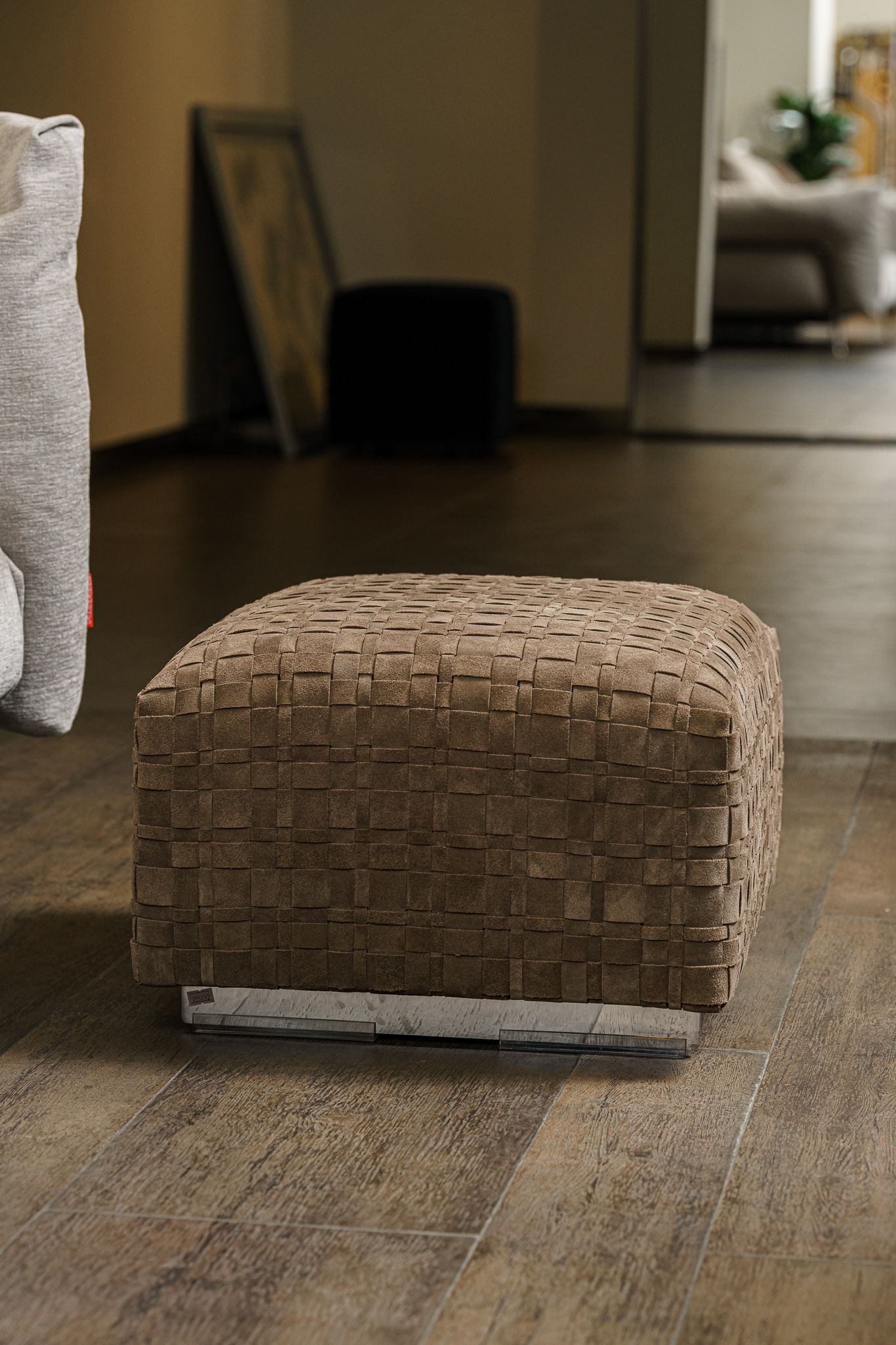 Flexform Пуф Bangkok 60*50 Suede Brown от Flexform — в интерьере