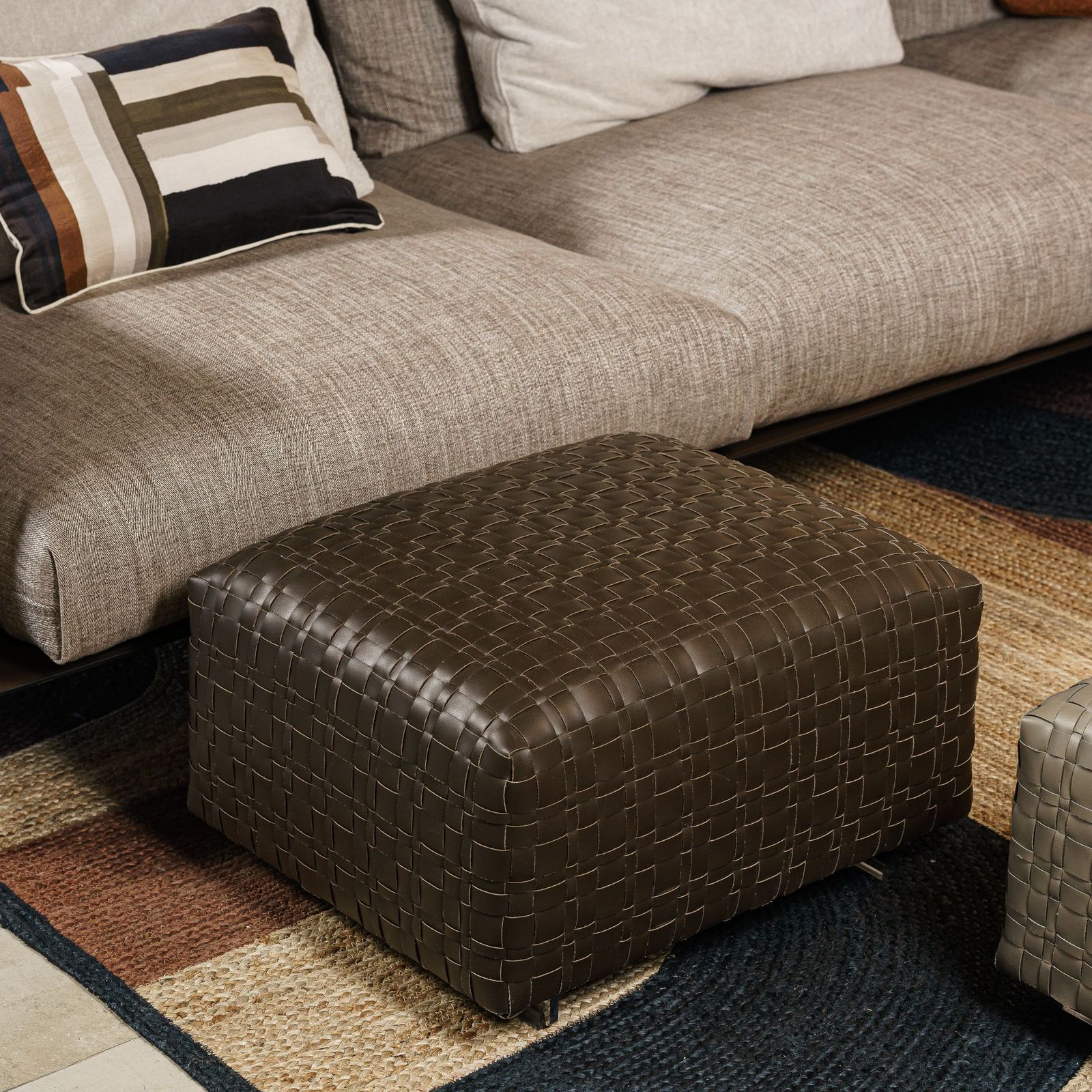Flexform Пуф Bangkok 60*50 Dark Brown от Flexform — в интерьере