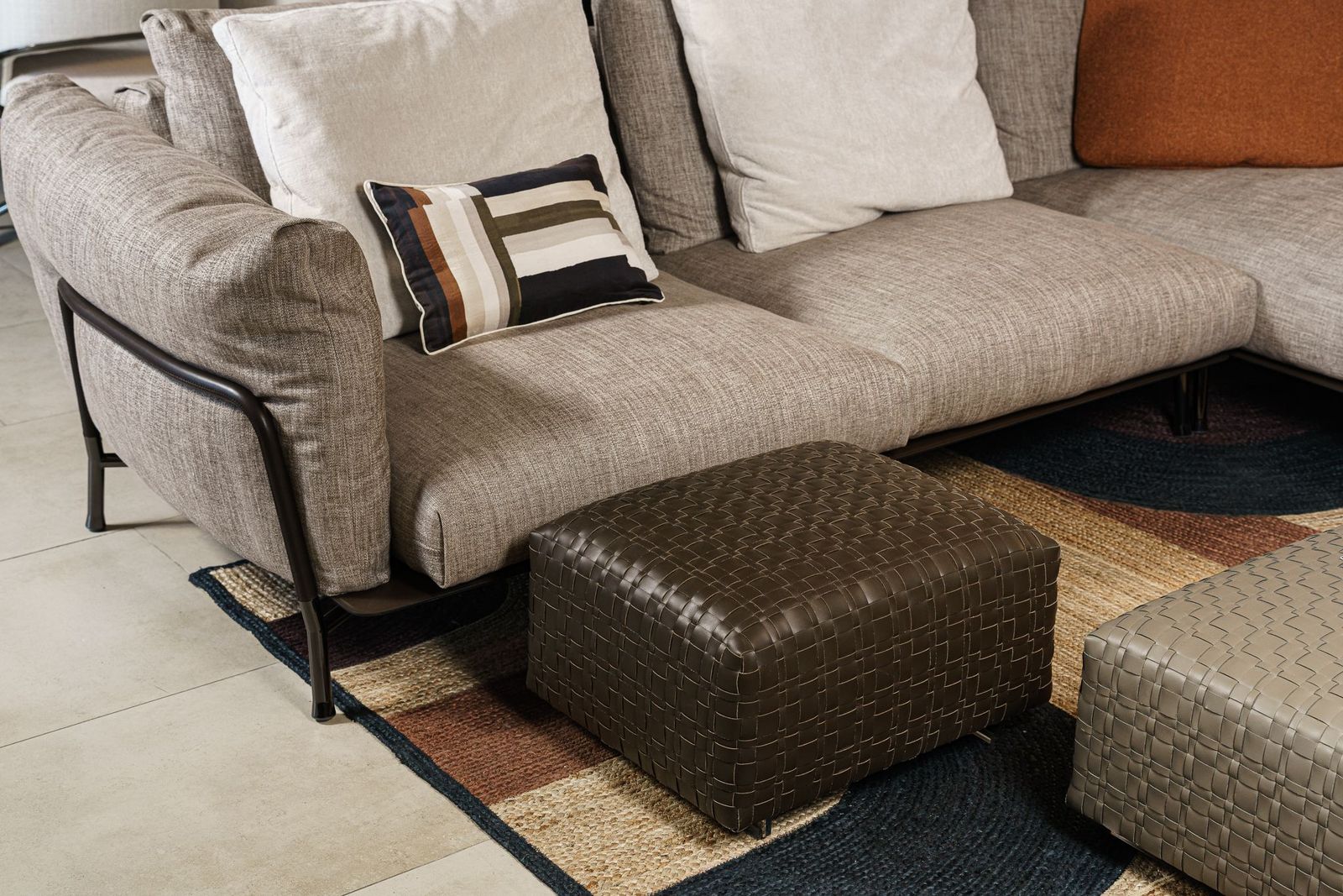 Flexform Пуф Bangkok 60*50 Dark Brown от Flexform — в интерьере