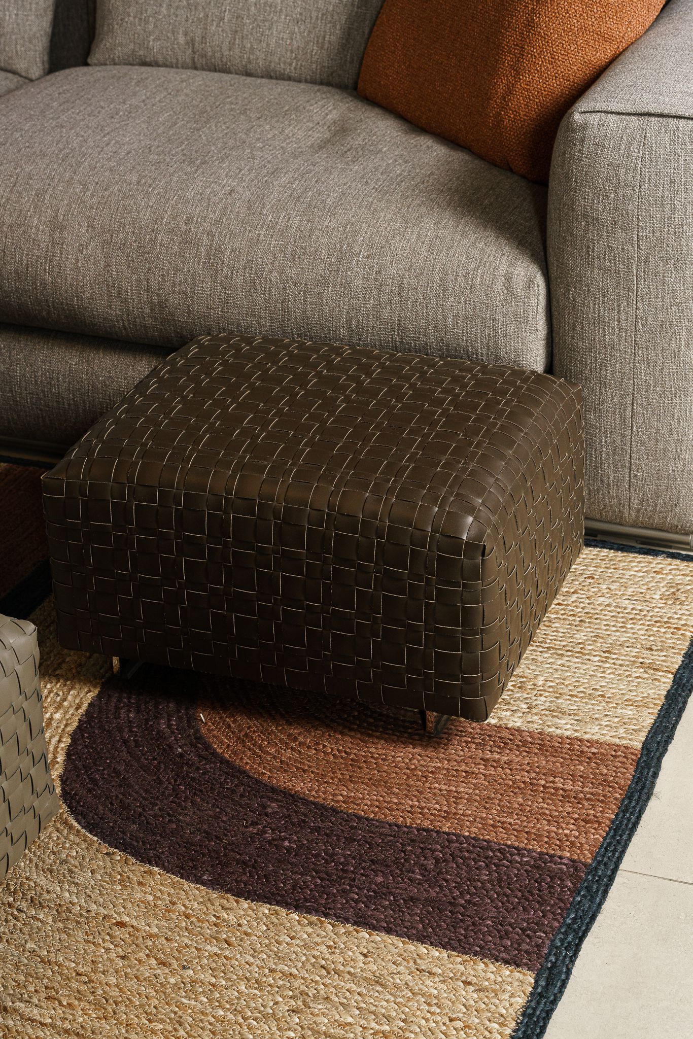 Flexform Пуф Bangkok 60*50 Dark Brown от Flexform — в интерьере